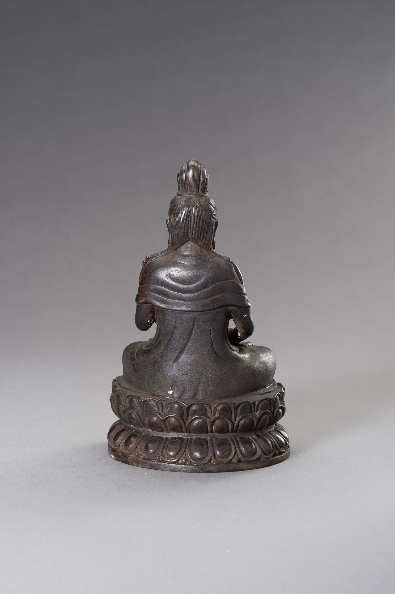 A BRONZE FIGURE OF SEATED GUANYIN, 20TH CENTURY - Image 7 of 8