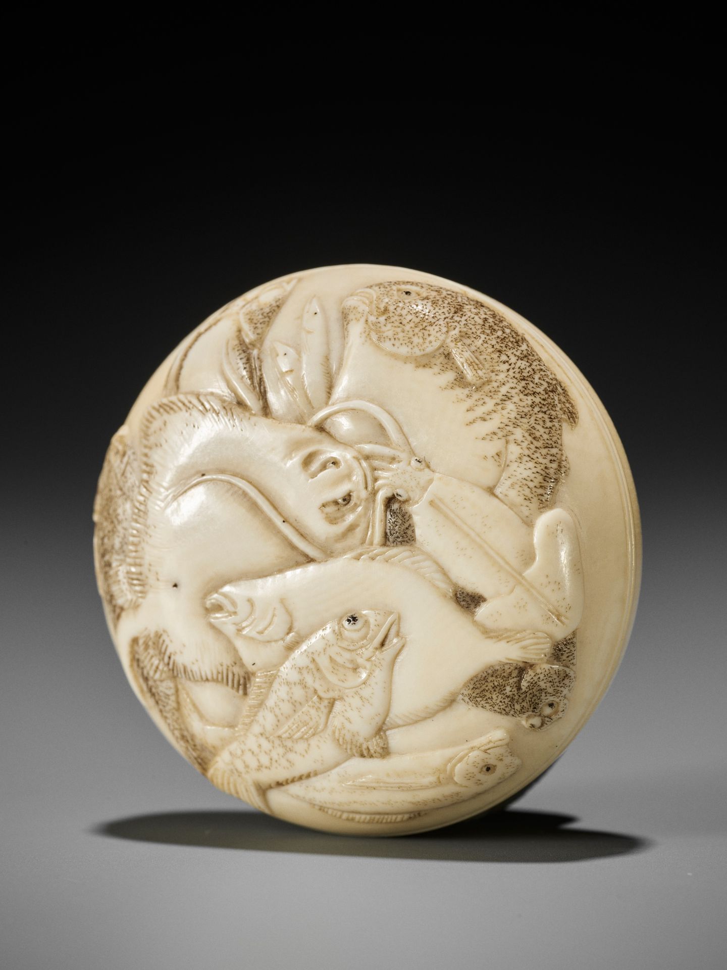 KEIMIN: A FINE IVORY MANJU NETSUKE OF MARINE LIFE - Bild 3 aus 8