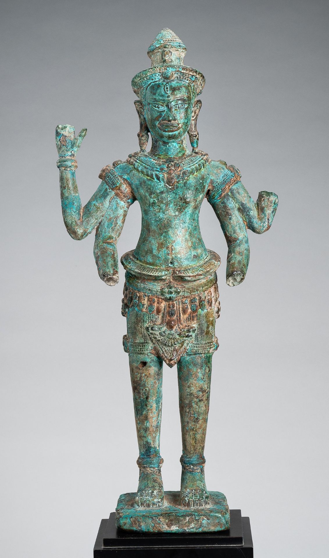 A KHMER STYLE BRONZE FIGURE OF VISHNU, c. 17th CENTURY