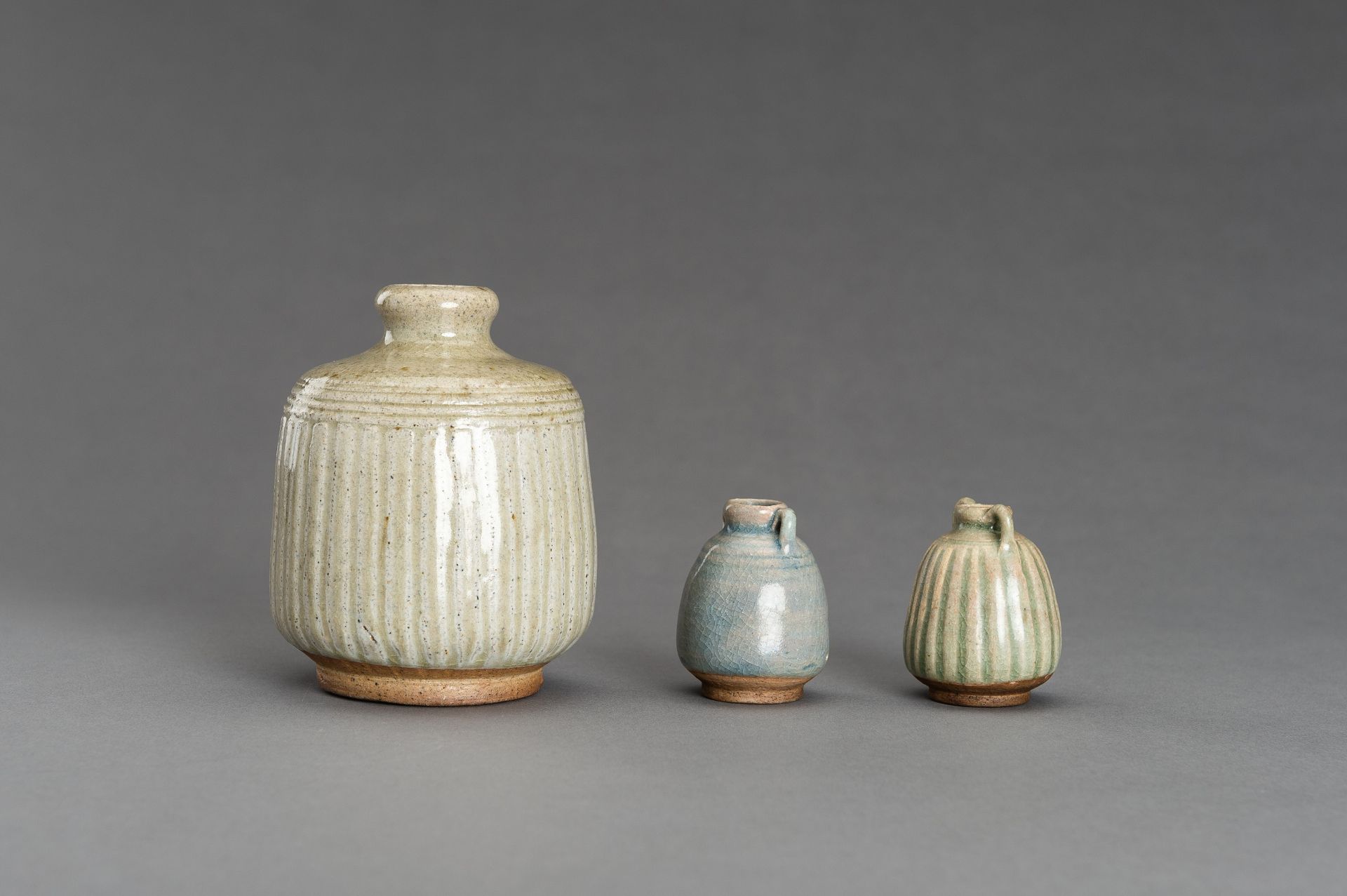 A SET OF THREE SONG-STYLE CERAMIC VASES - Bild 8 aus 12