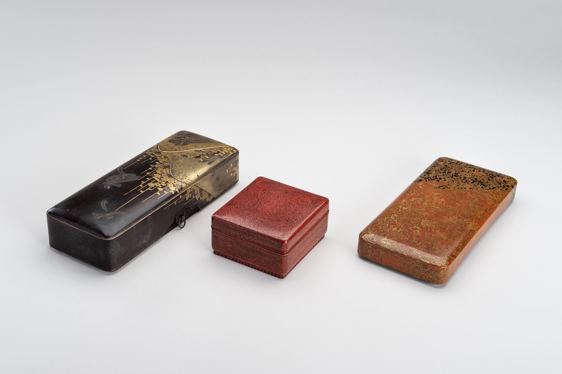 A GROUP OF THREE LACQUER BOXES - Image 2 of 16