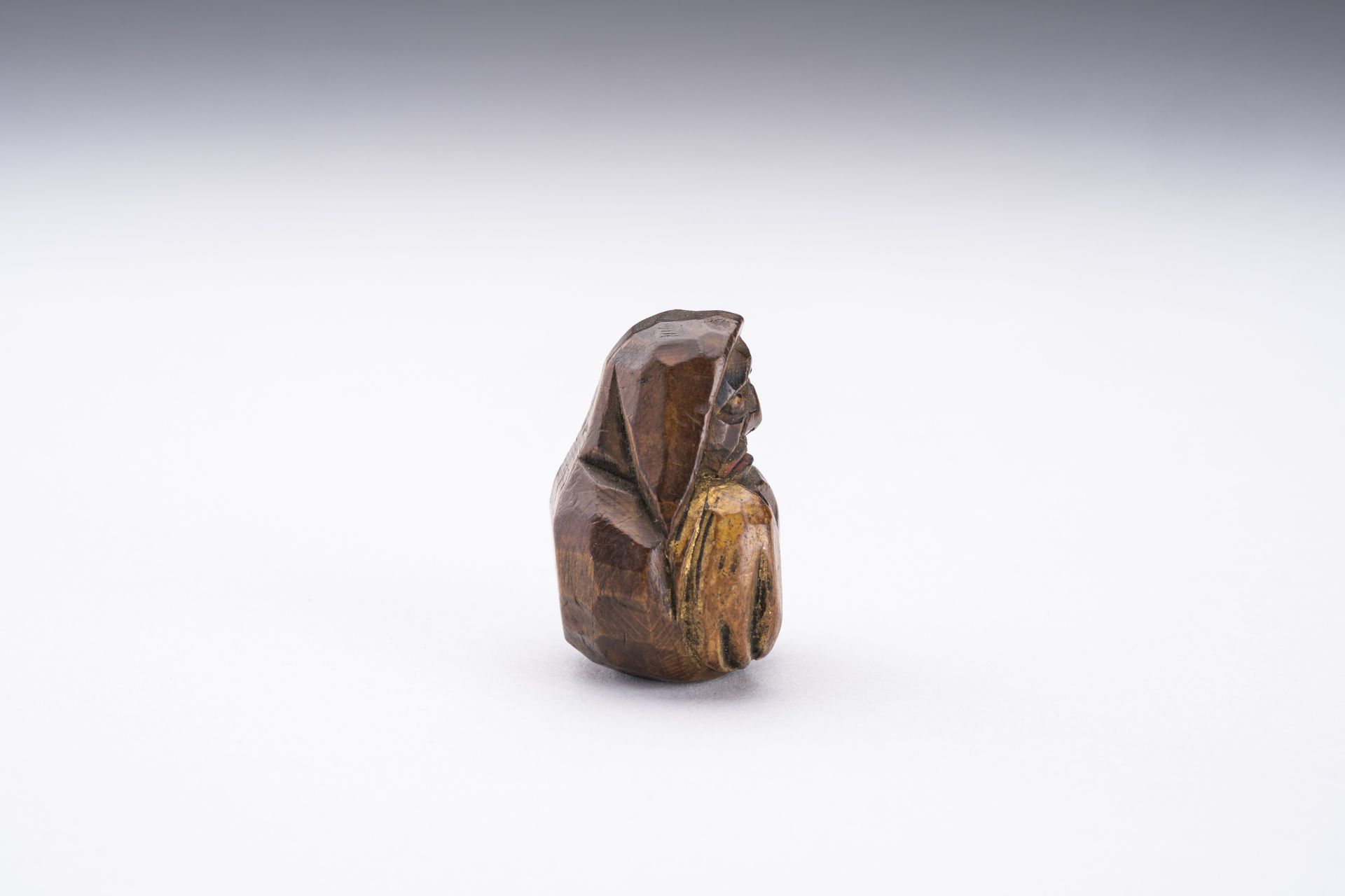 A HIDA SCHOOL WOOD NETSUKE AND A CERAMIC NETSUKE OF DARUMA - Bild 8 aus 10