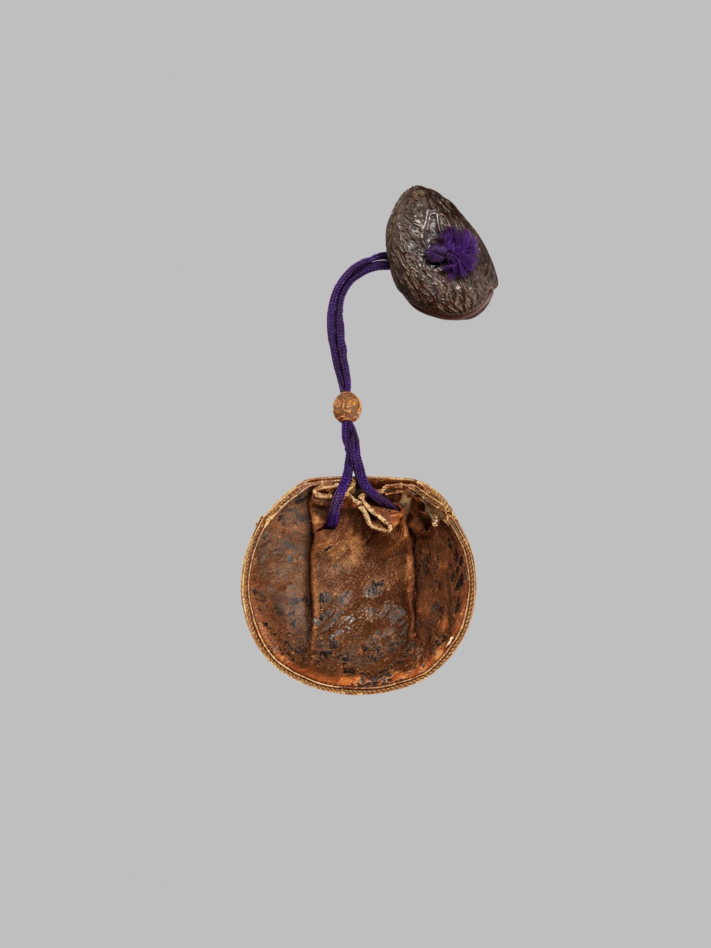 A RARE COCONUT AND LEATHER KINCHAKU (POUCH) WITH A FINE OJIME BY KOZAN AND EN SUITE NETSUKE - Image 3 of 4