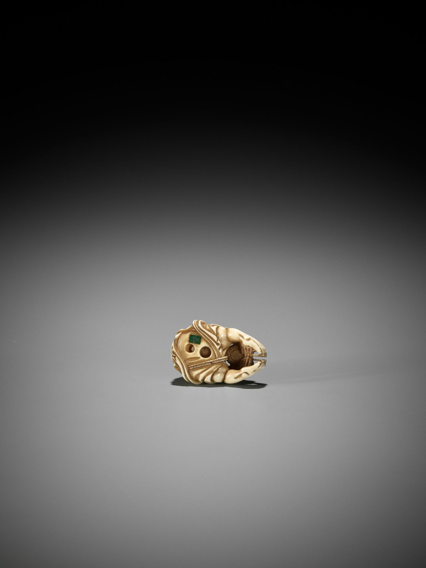 A FINE IVORY NETSUKE OF NIO WEAVING A SANDAL - Image 10 of 12