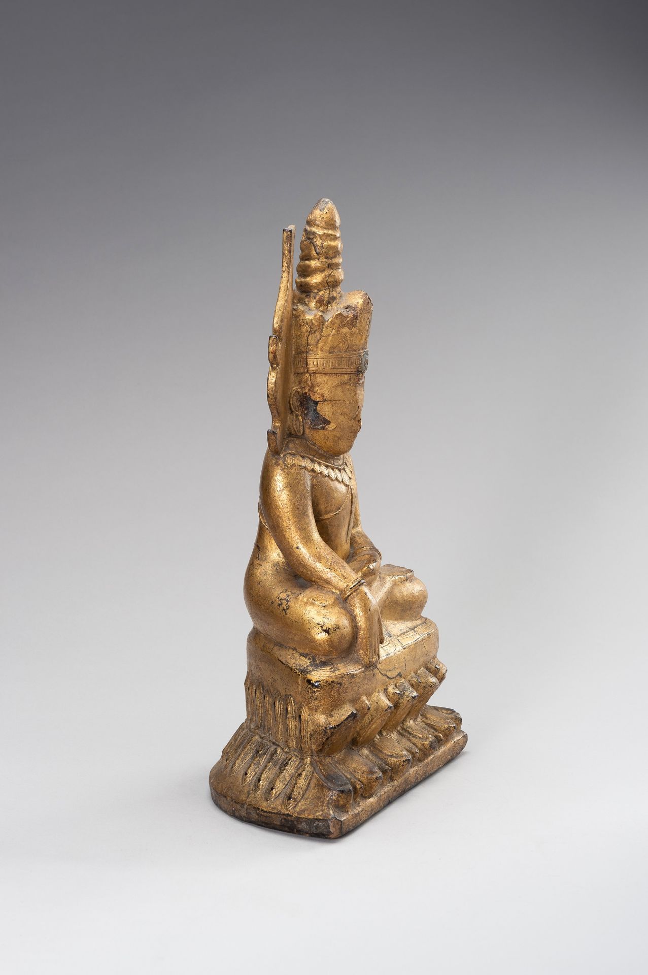 A GOLD LACQUERED WOOD FIGURE OF BUDDHA - Bild 8 aus 11