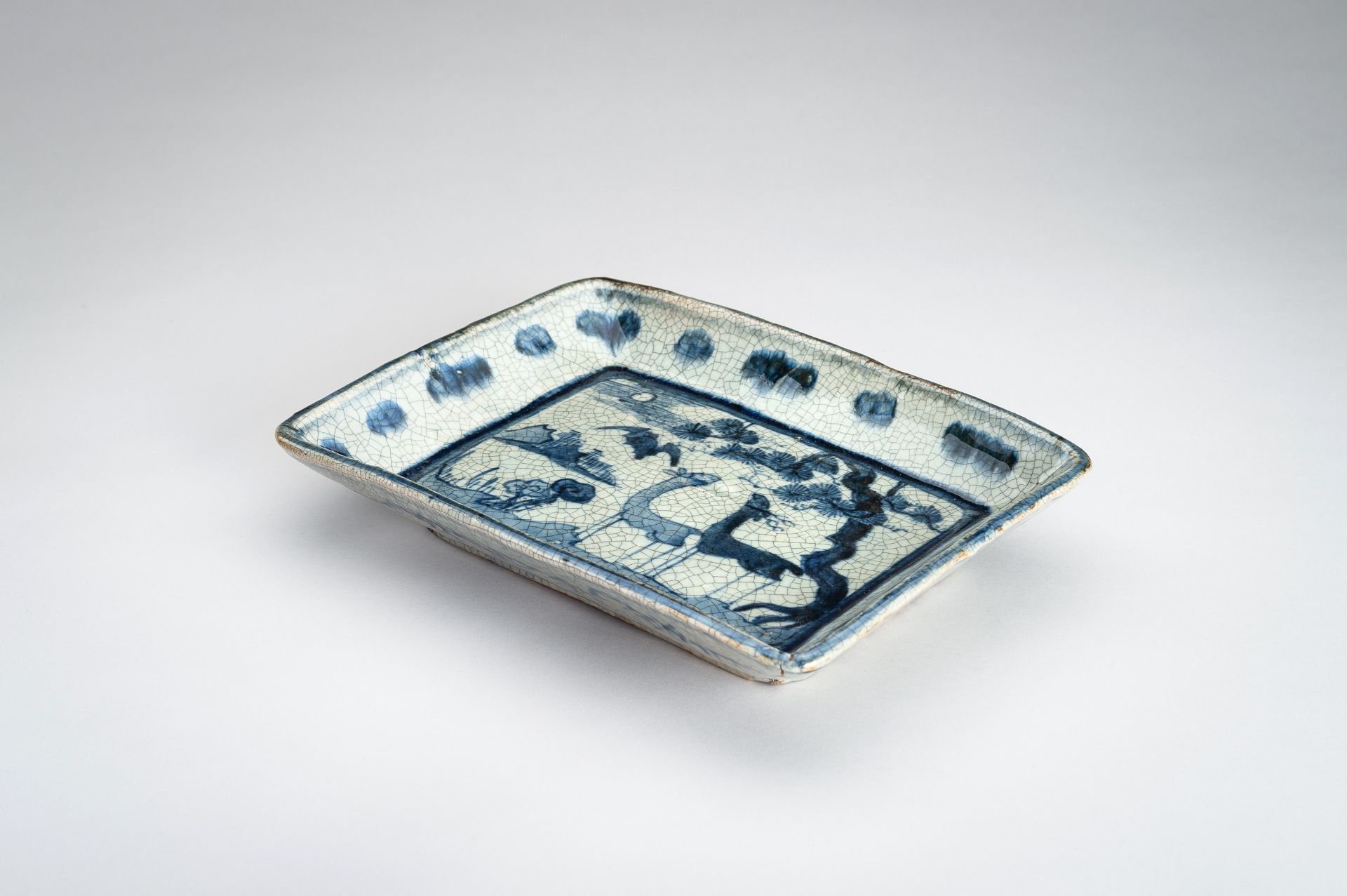 AN UNDERGLAZE BLUE PORCELAIN TRAY WITH DEER, EDO - Bild 7 aus 11