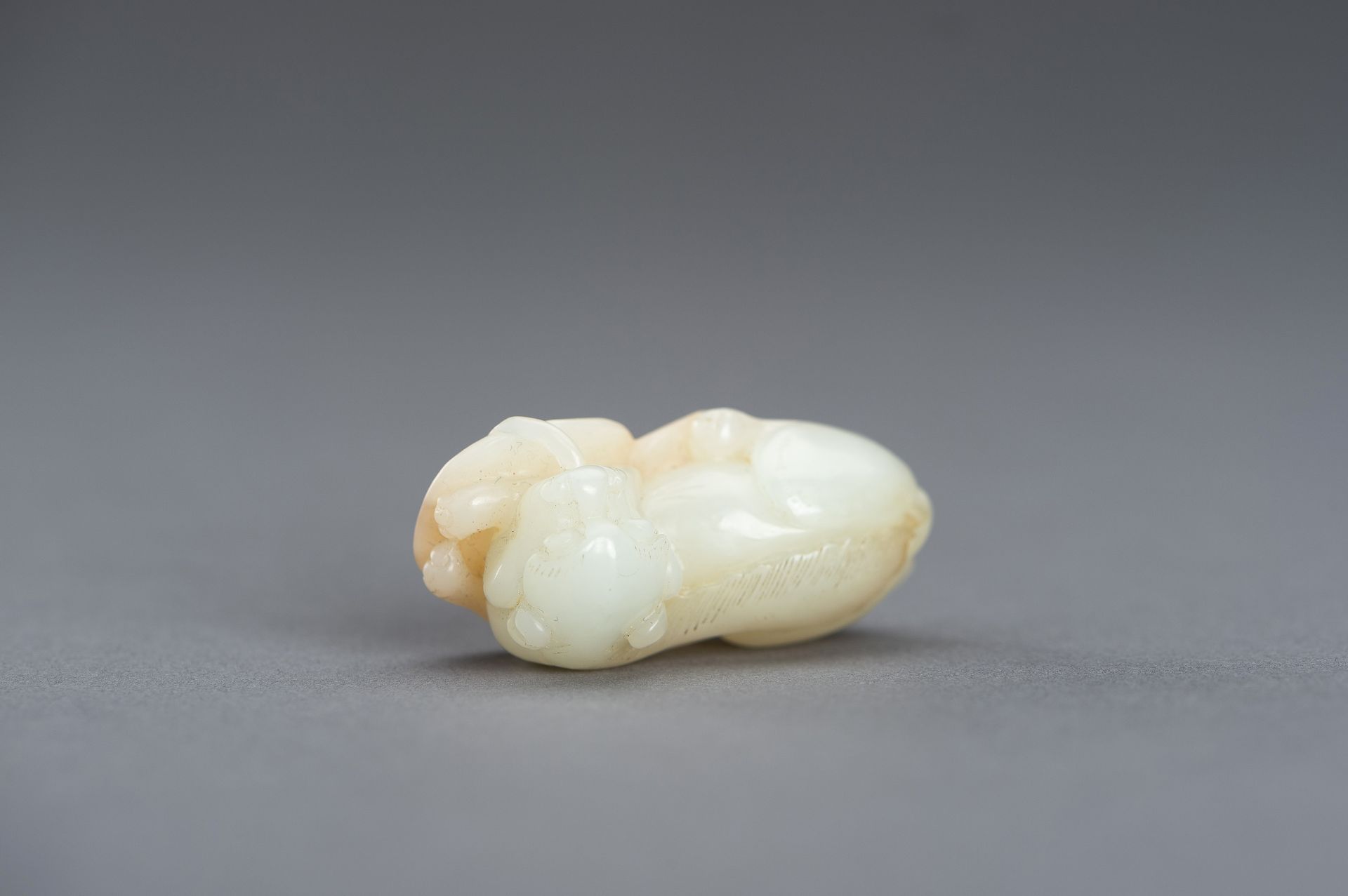 A WHITE AND RUSSET JADE PENDANT OF A BUDDHIST LION, QING DYNASTY - Image 9 of 12