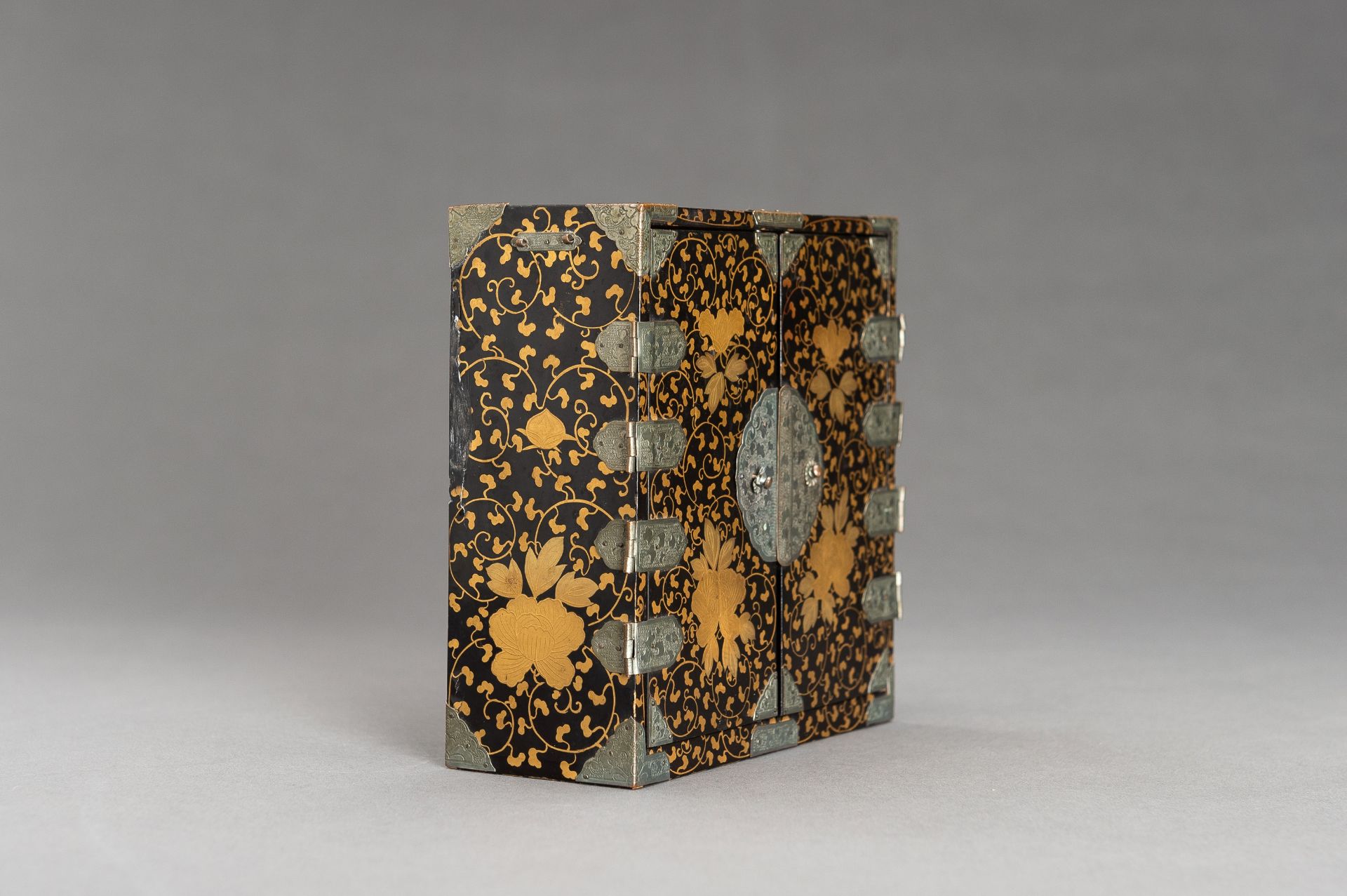 A BLACK AND GOLD LACQUER MINIATURE CABINET - Image 10 of 19