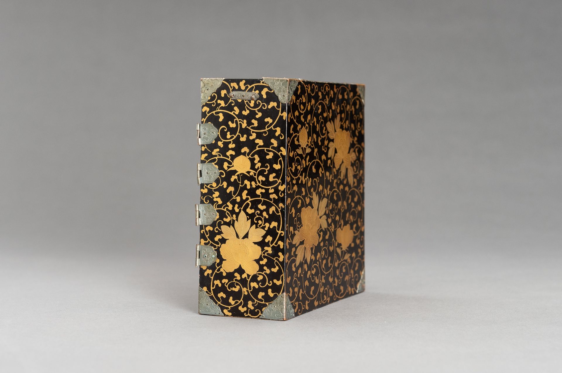 A BLACK AND GOLD LACQUER MINIATURE CABINET - Image 17 of 19