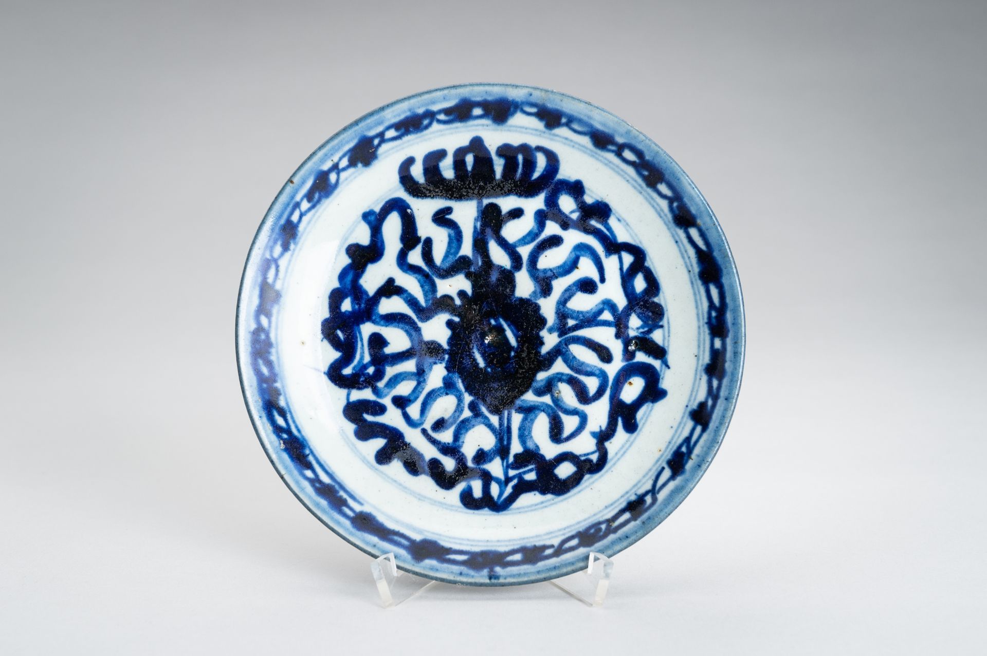 A LOT WITH THREE BLUE AND WHITE PORCELAIN DISHES, EDO - Image 4 of 17