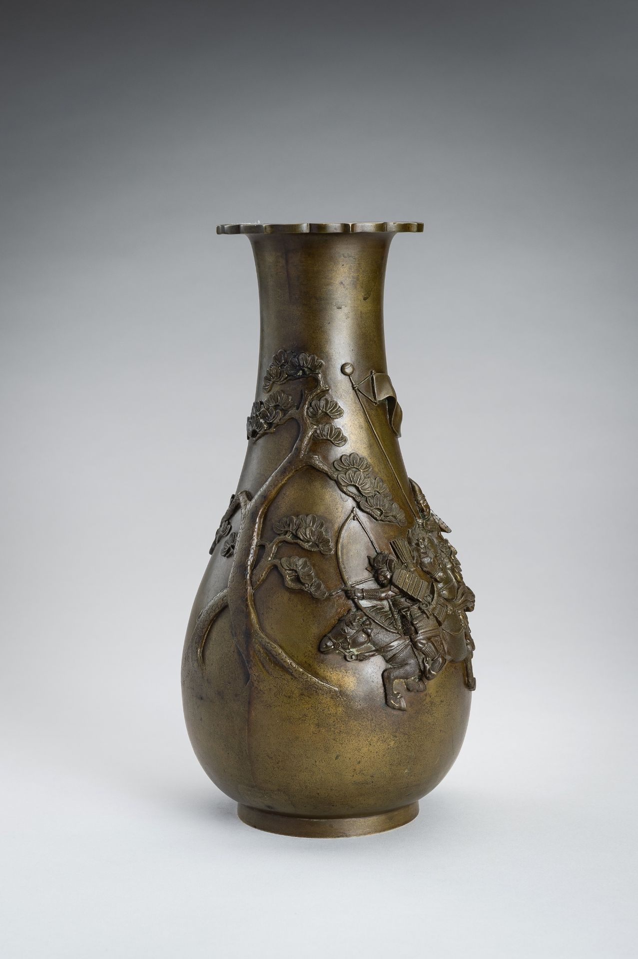 A BRONZE VASE DEPICTING TWO SAMURAI ON HORSEBACK, MEIJI PERIOD - Image 2 of 15