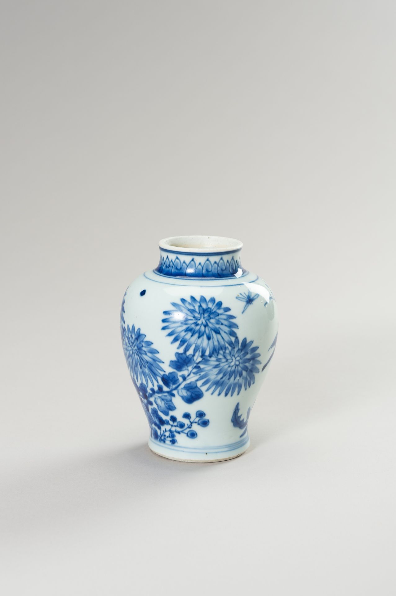 A BLUE AND WHITE PORCELAIN BALUSTER VASE - Image 4 of 10