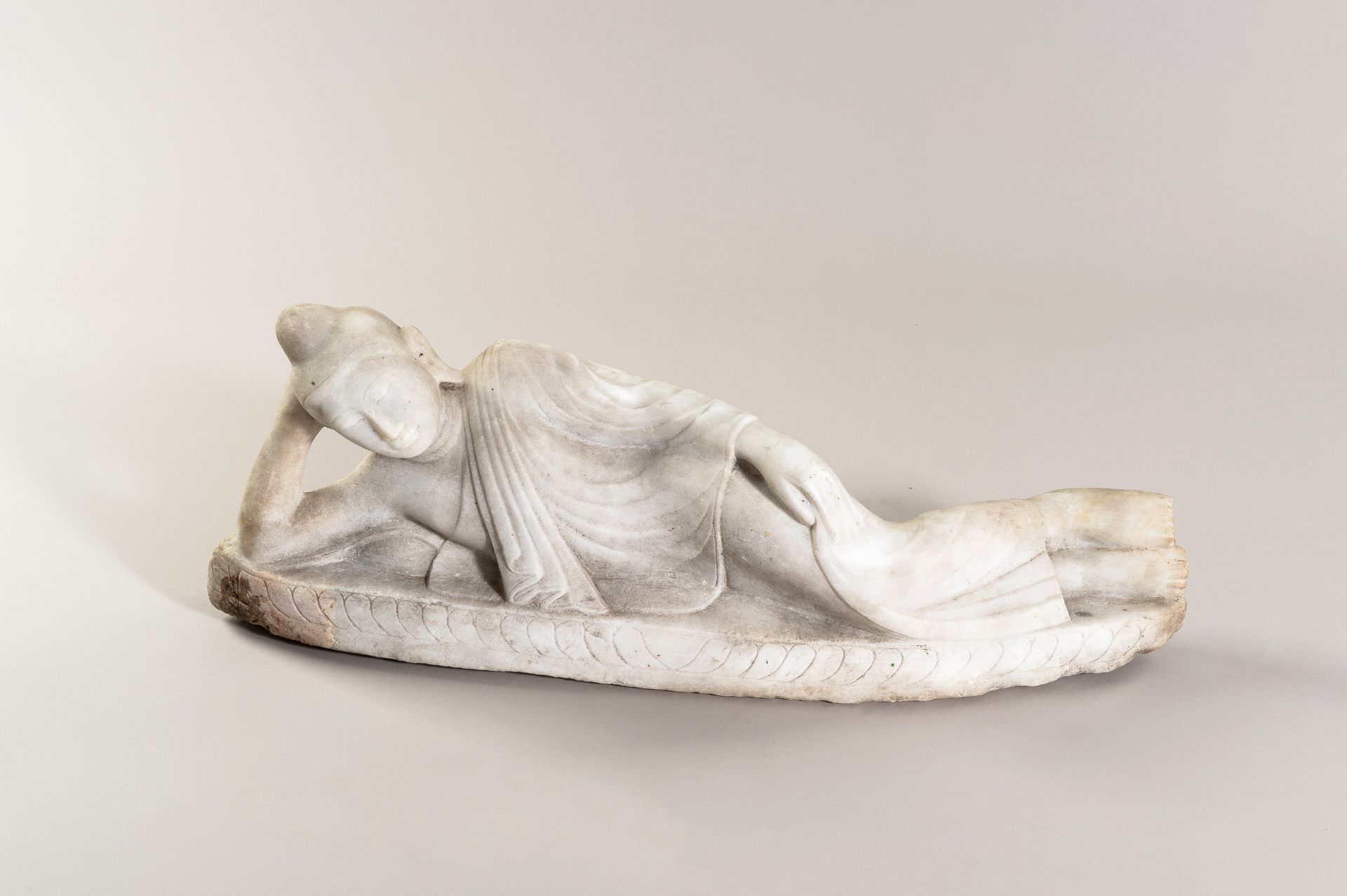 A LARGE MARBLE STATUE OF A RECUMBENT BUDDHA, c. 1920s - Bild 5 aus 14