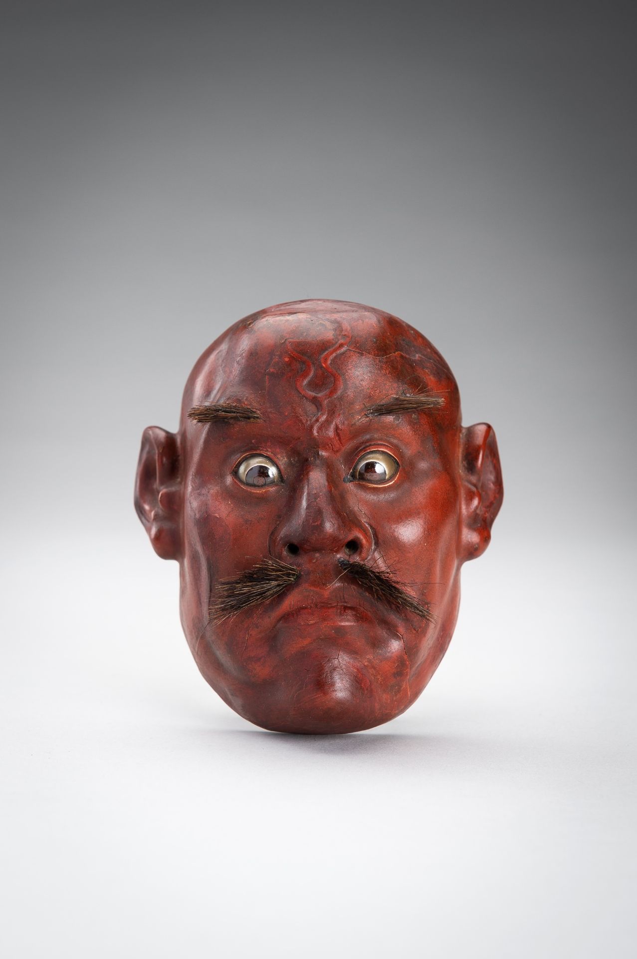 A SMALL LACQUERED WOOD MASK OF A MAN - Bild 2 aus 9