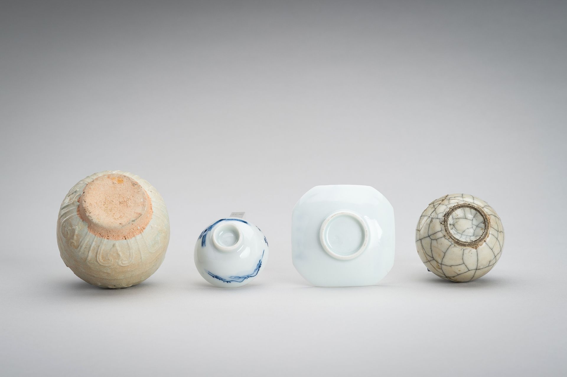 A GROUP OF THREE CERAMIC AND PORCELAIN ITEMS - Image 14 of 14