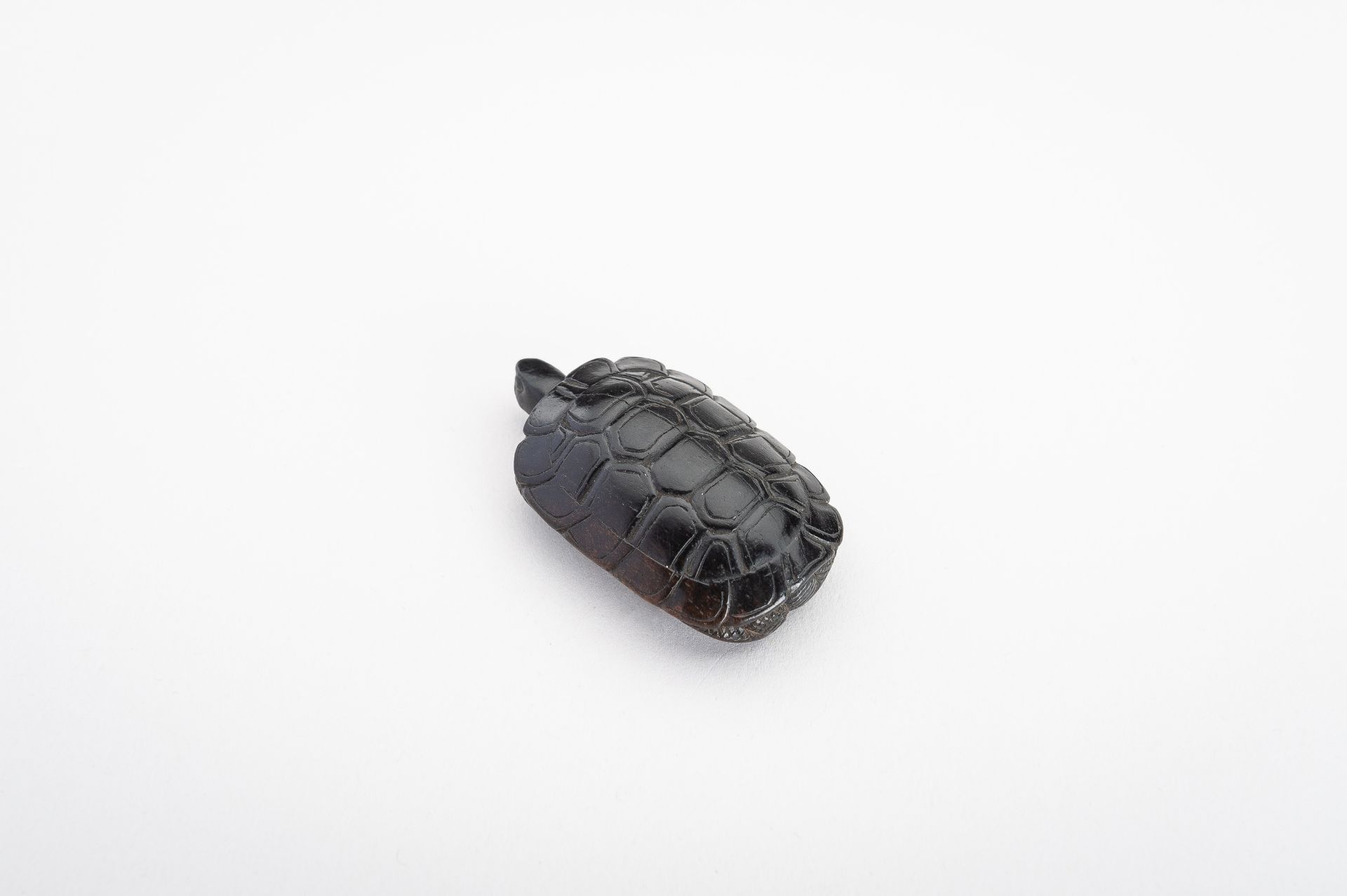 A WOOD NETSUKE OF A TORTOISE - Image 5 of 12