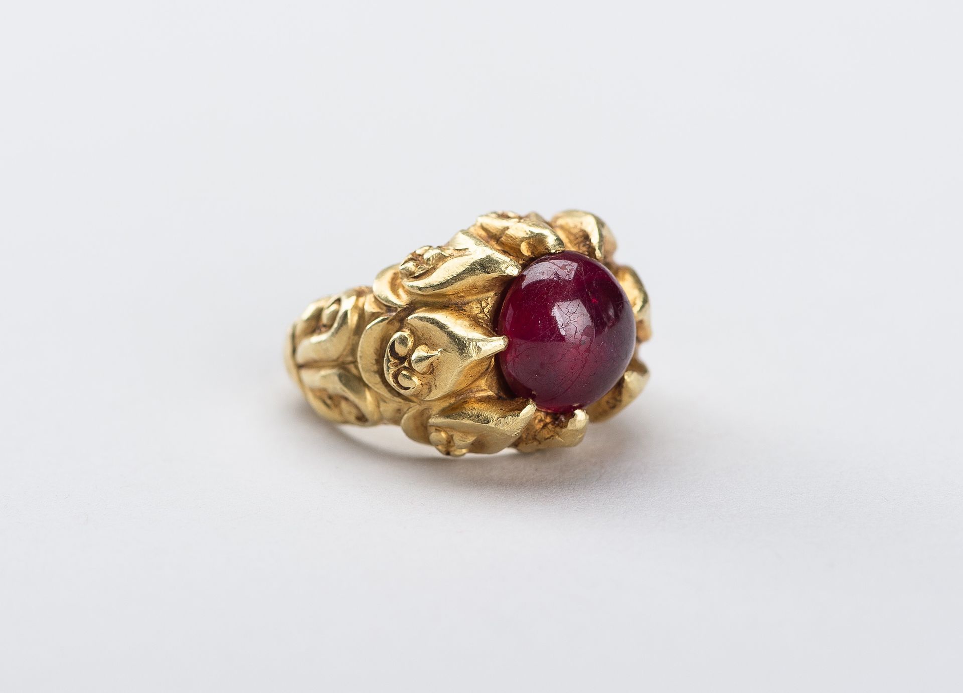 A BURMESE GOLD RING WITH 3 CARAT RUBY