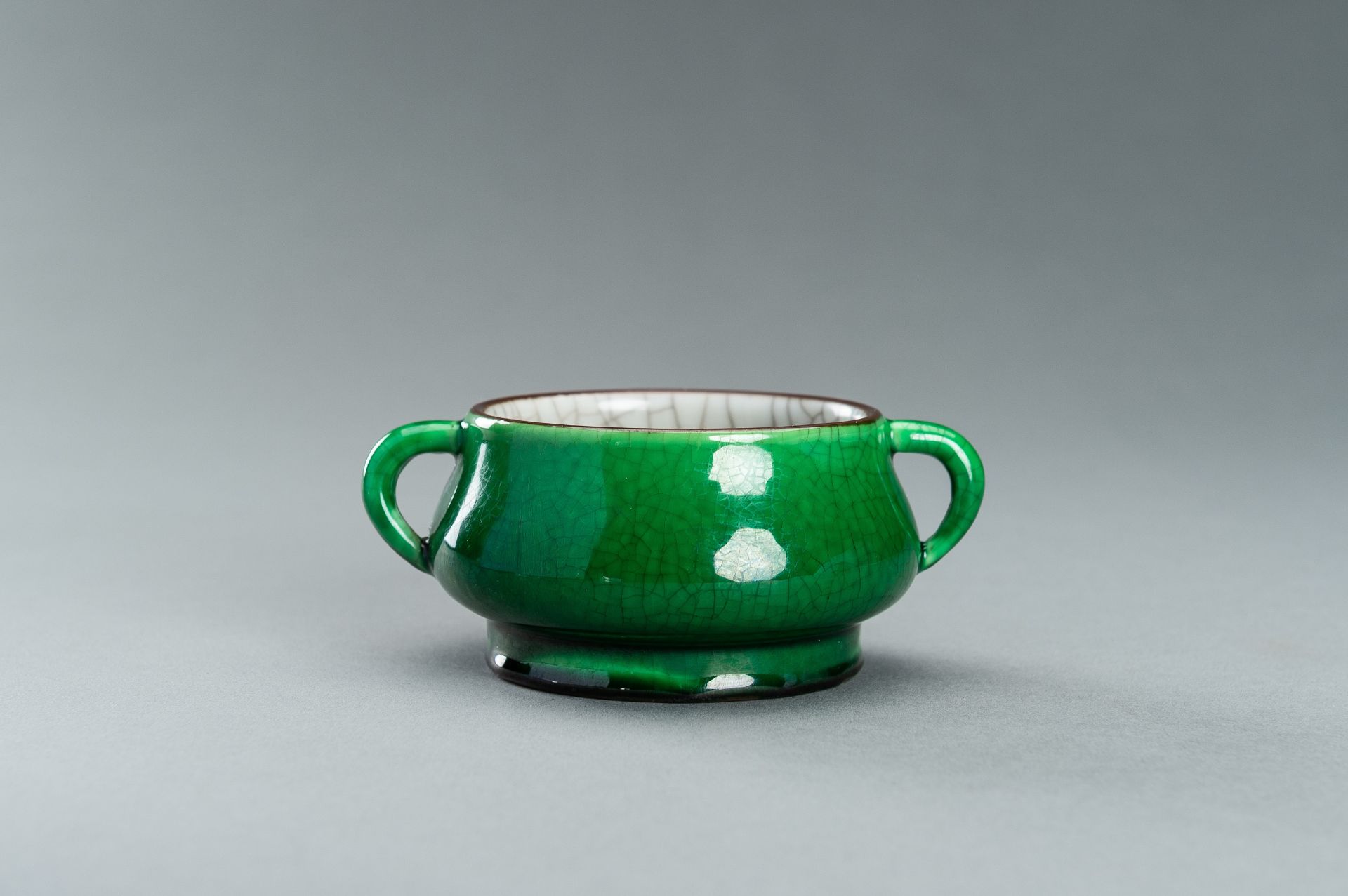 AN APPLE-GREEN GLAZED PORCELAIN CENSER, QING DYNASTY - Bild 3 aus 12