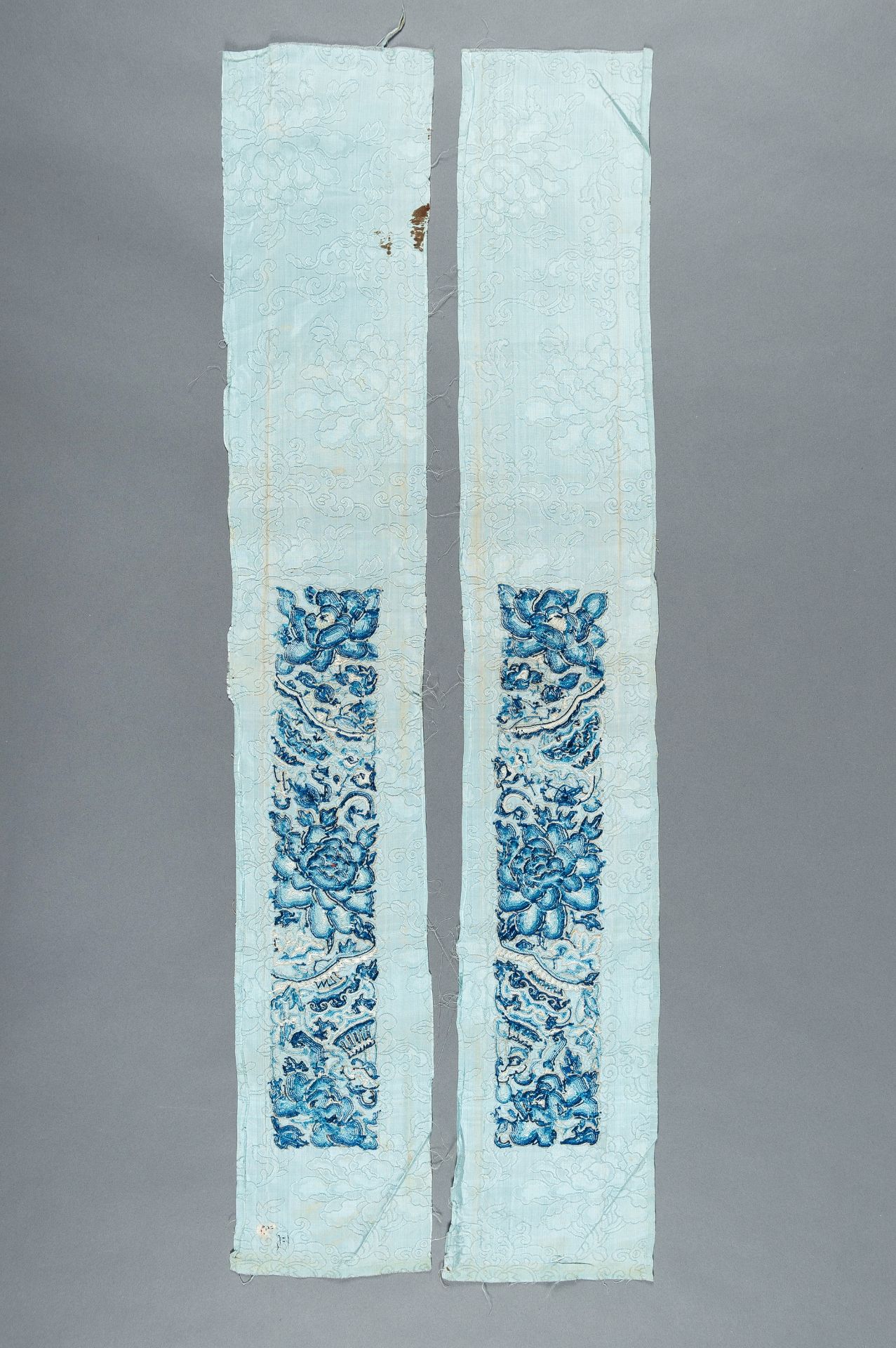 AN UNCUT 'AUSPICIOUS FLOWERS' PAIR OF SILK SLEEVE BANDS, QING - Bild 9 aus 10