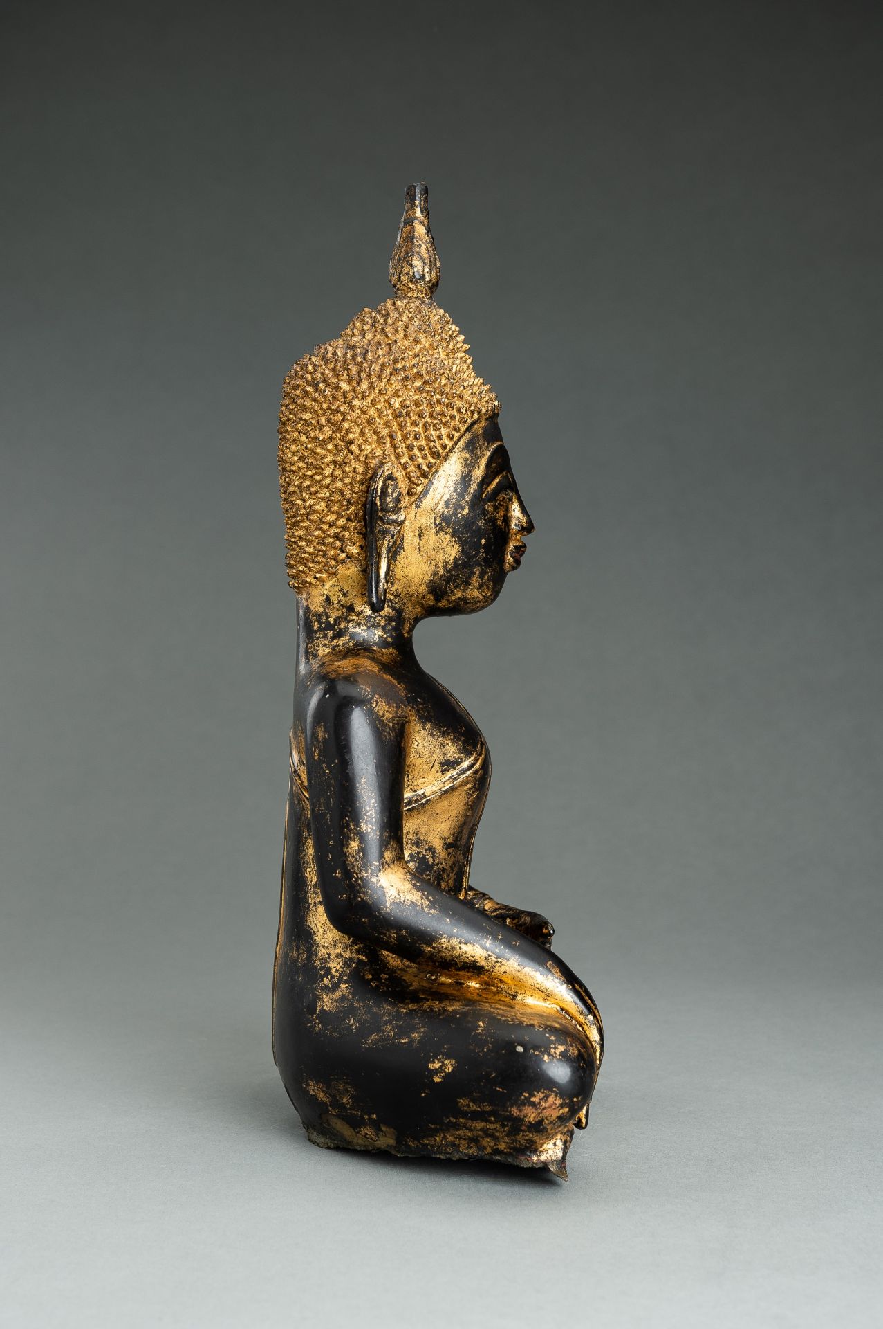 A GOLD LACQUERED BRONZE FIGURE OF BUDDHA - Image 7 of 12