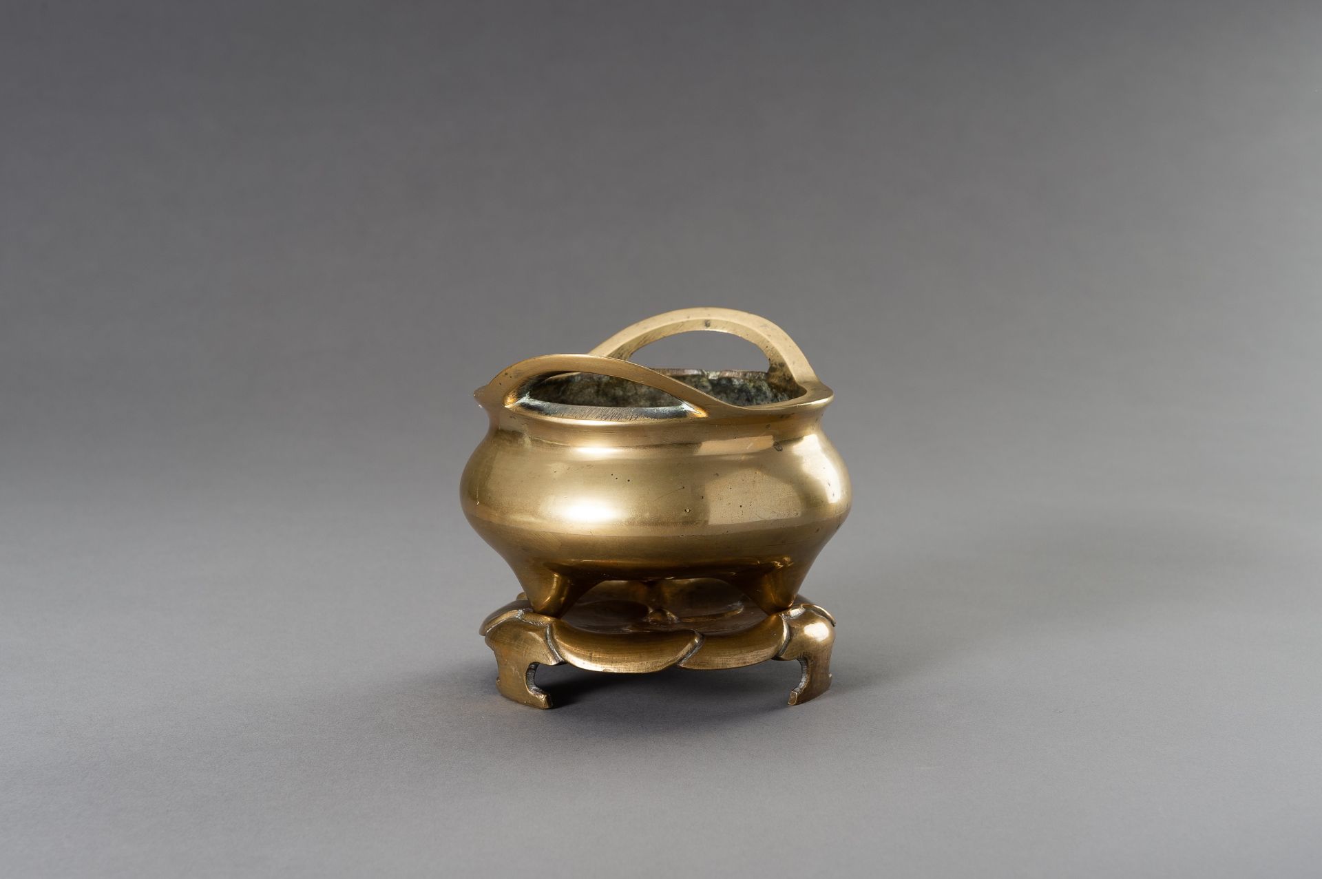 A GILT BRONZE TRIPOD CENSER WITH MATCHING STAND - Image 5 of 10