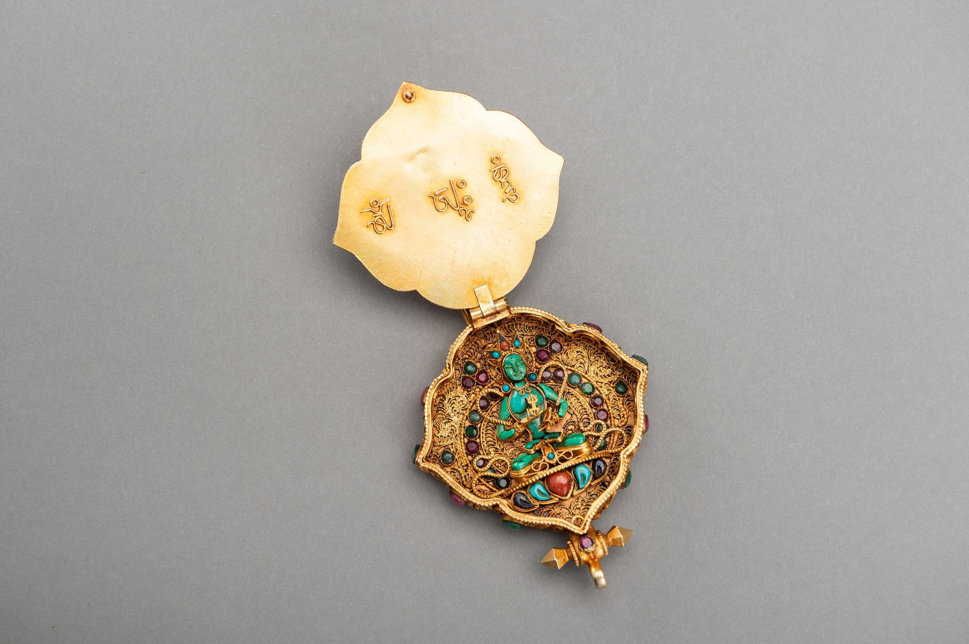 AN INLAID AND GILT AMULET-CONTAINER GAU WITH VAJRASATTVA - Image 2 of 17