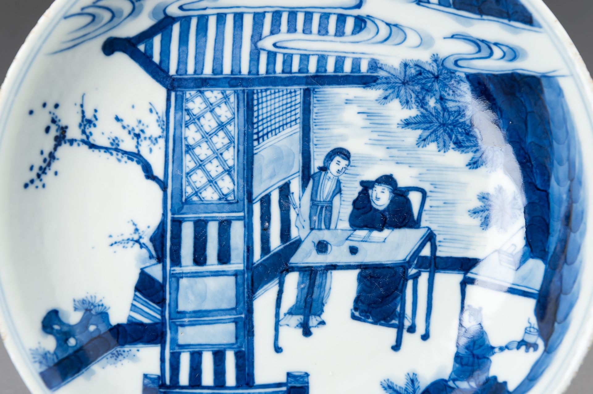 A PAIR OF BLUE AND WHITE 'PALACE GARDEN' PORCELAIN DISHES, QING - Image 3 of 10