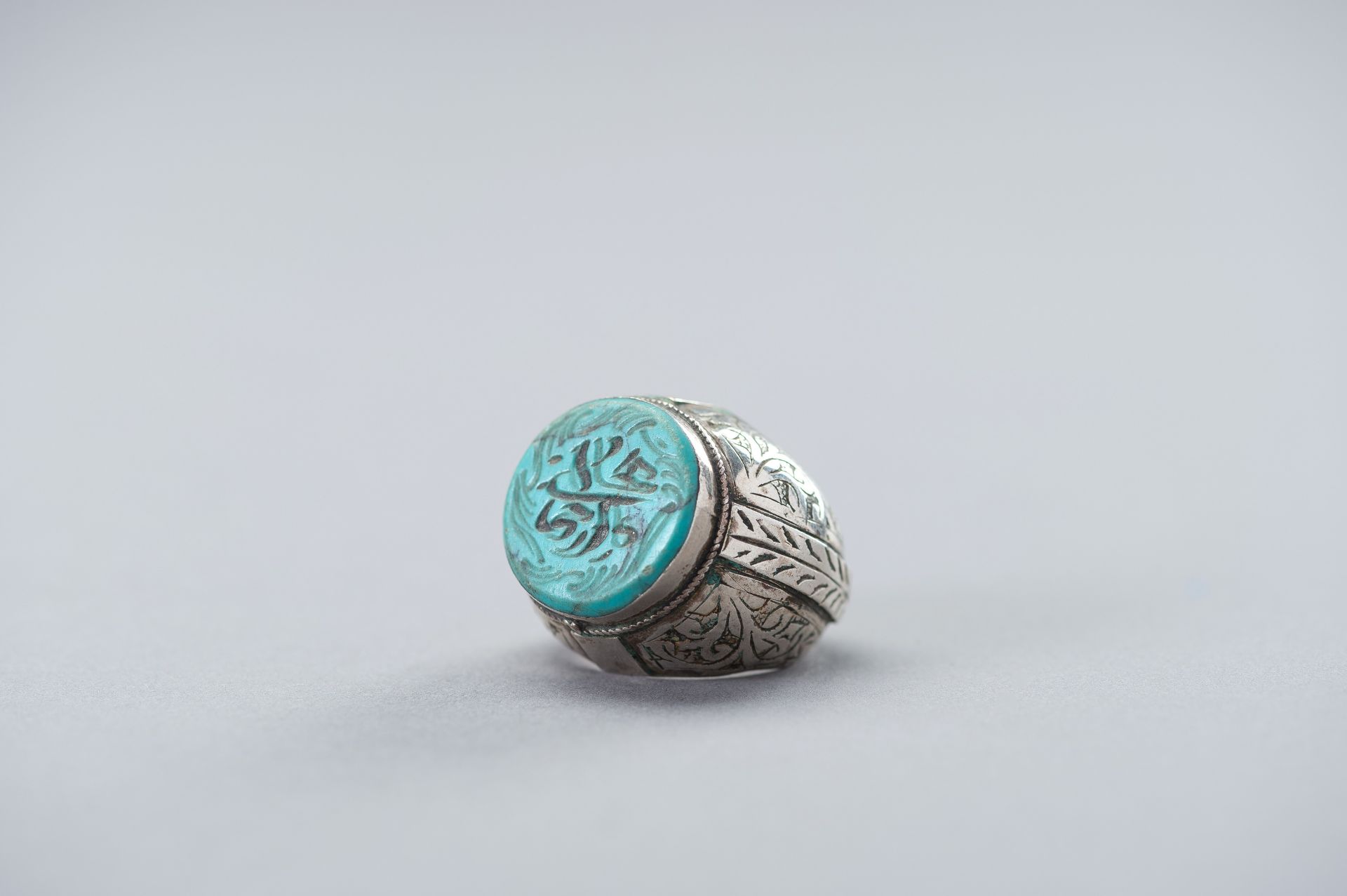 A PERSIAN SILVER RING WITH TURQUOISE MATRIX INTAGLIO, 19TH CENTURY - Image 5 of 9