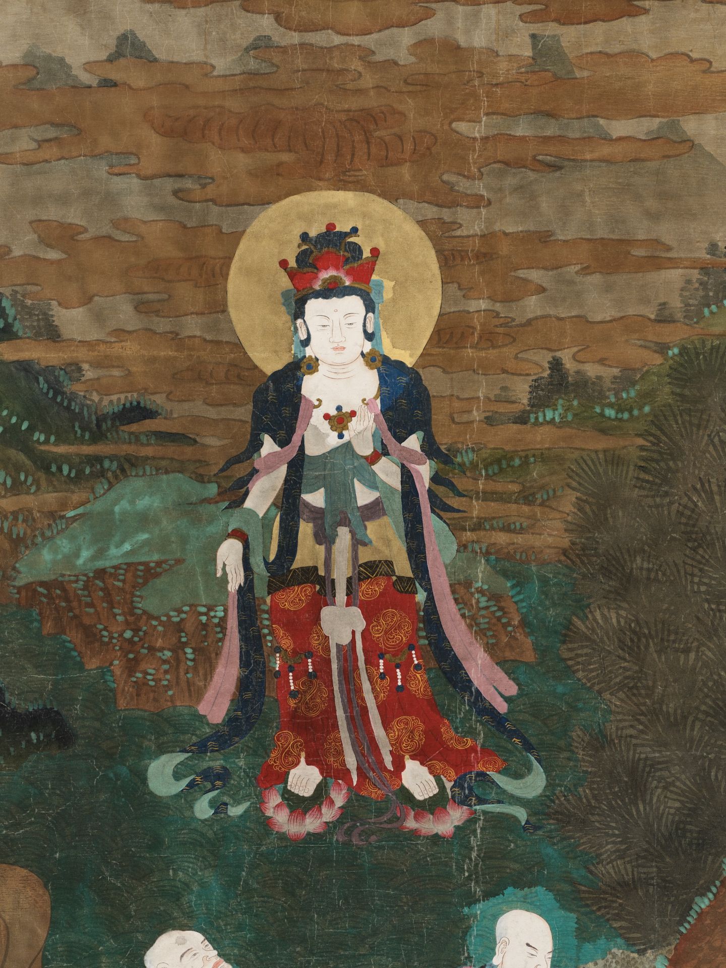 AN EXTREMELY LARGE 'GUANYIN AND LUOHAN' BUDDHIST TEMPLE PAINTING, MING DYNASTY OR EARLIER - Bild 3 aus 9