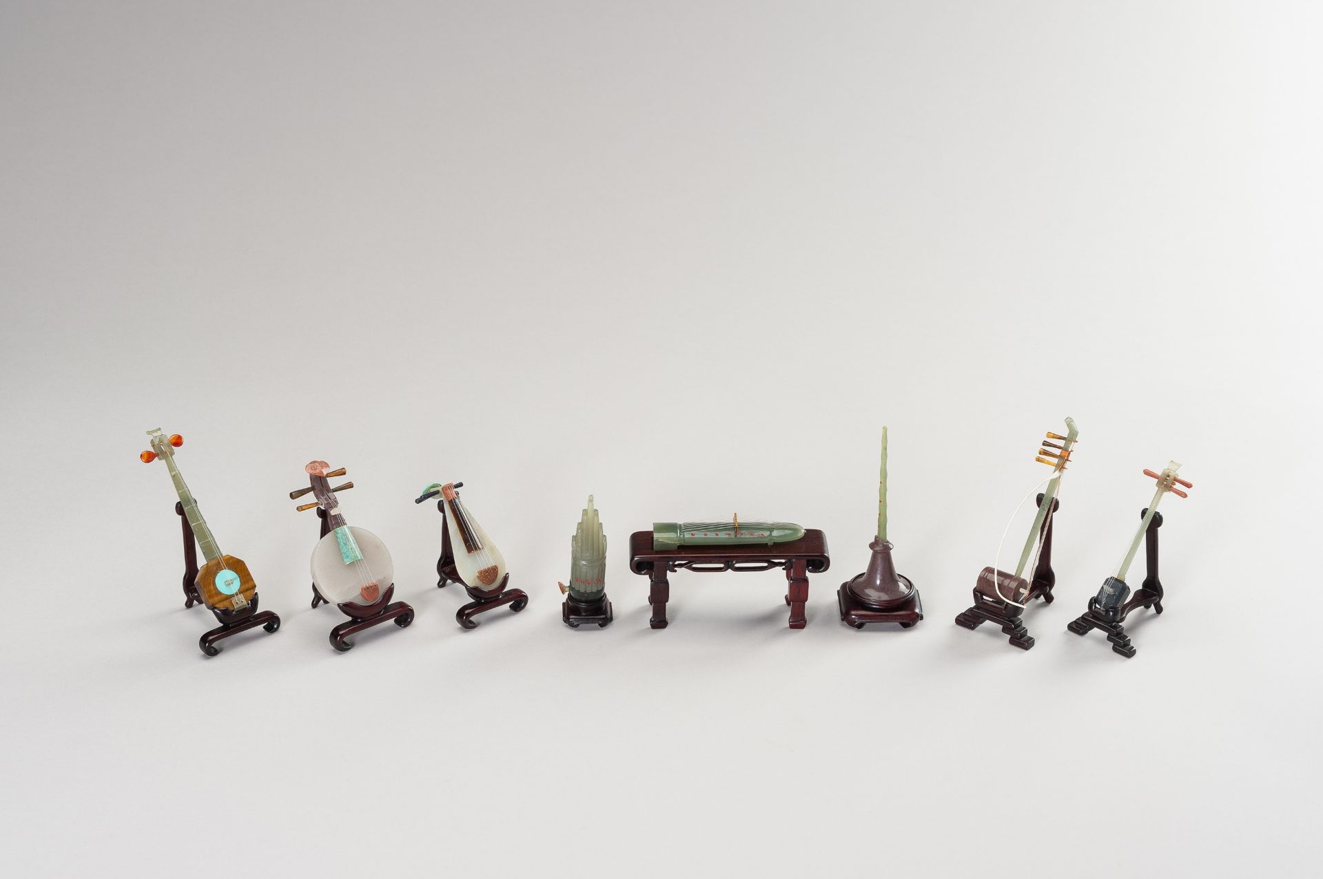 A GROUP OF EIGHT HARDSTONE MINIATURE MODELS OF MUSICAL INSTRUMENTS - Image 14 of 20