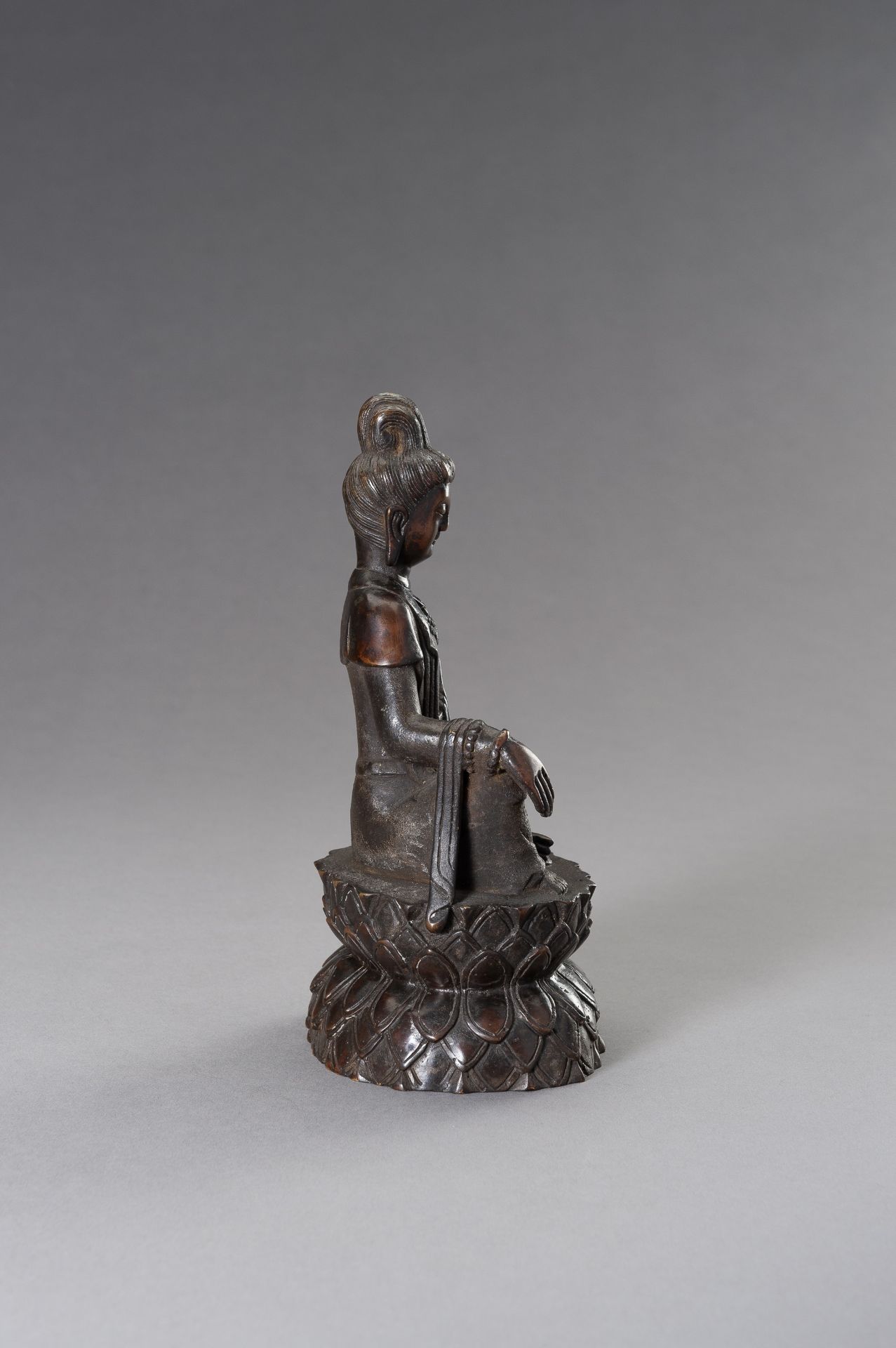 A BRONZE FIGURE OF GUANYIN, REPUBLIC PERIOD - Bild 3 aus 8