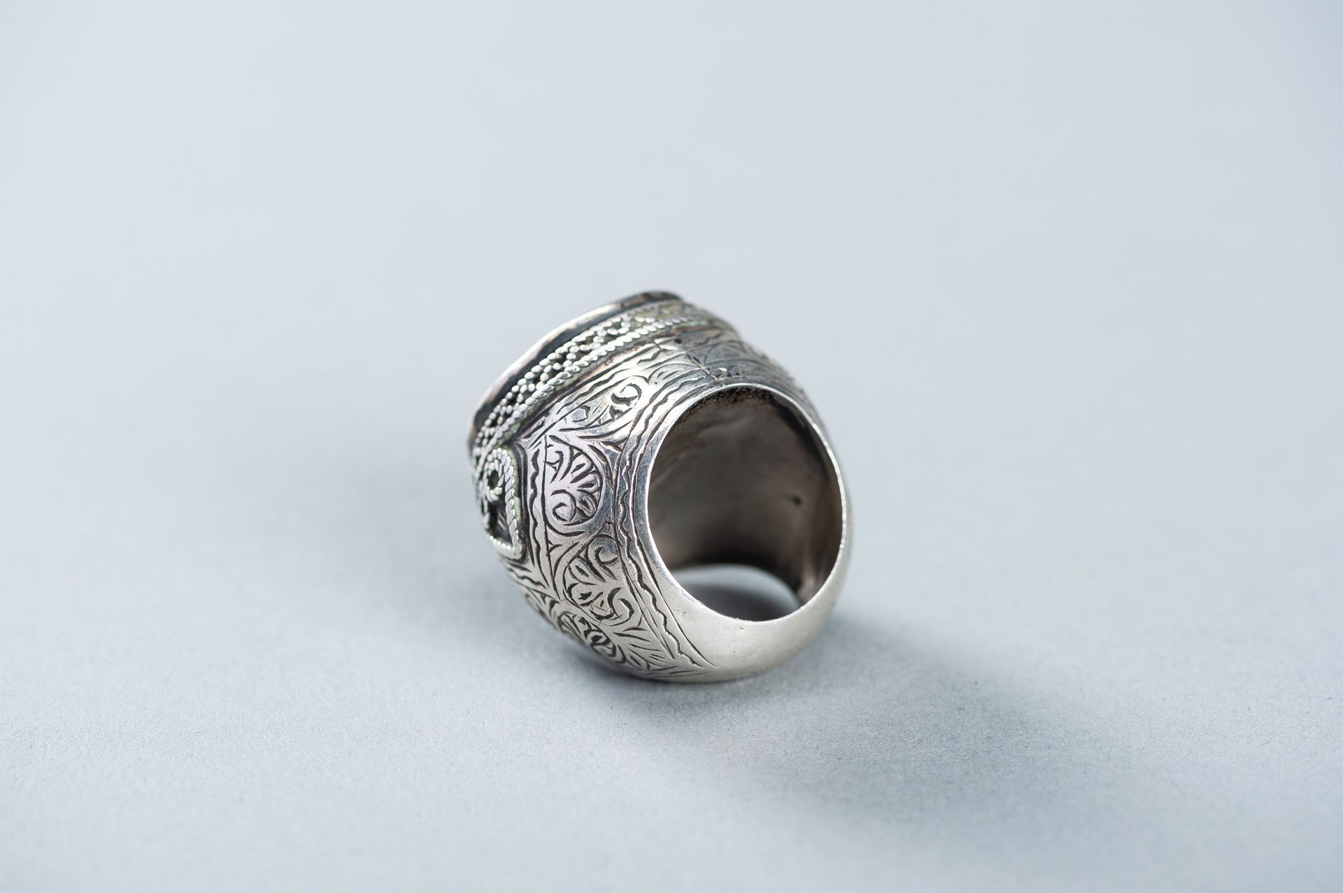 AN AGATE INTAGLIO INSET PERSIAN SILVER RING - Image 6 of 9