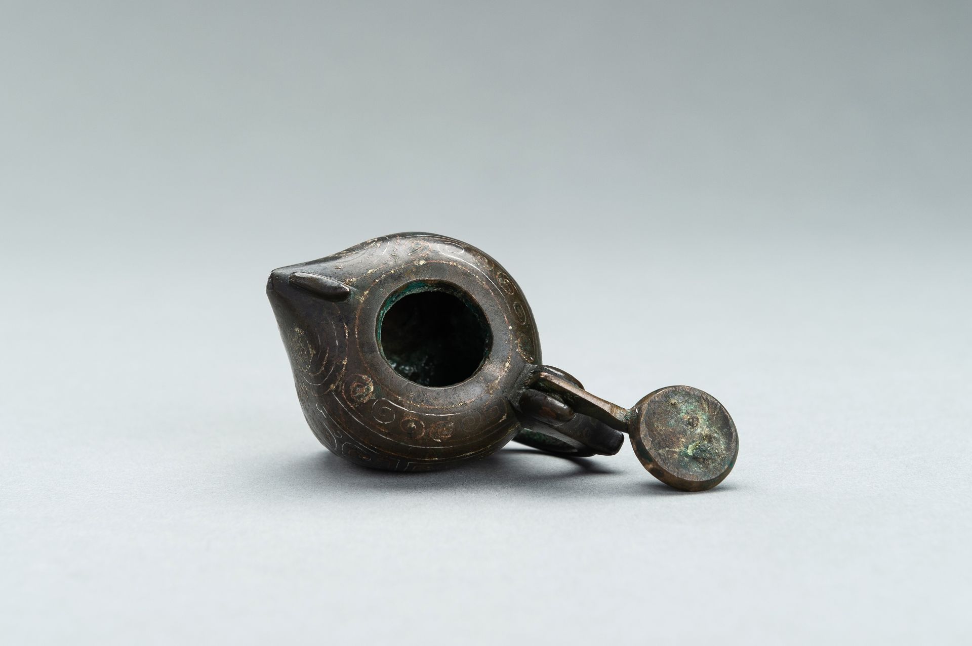 A SMALL COPPER AND SILVER INLAID BRONZE POURING TRIPOD VESSEL IN THE FORM OF AN ANIMAL, 17TH CENTURY - Image 10 of 11