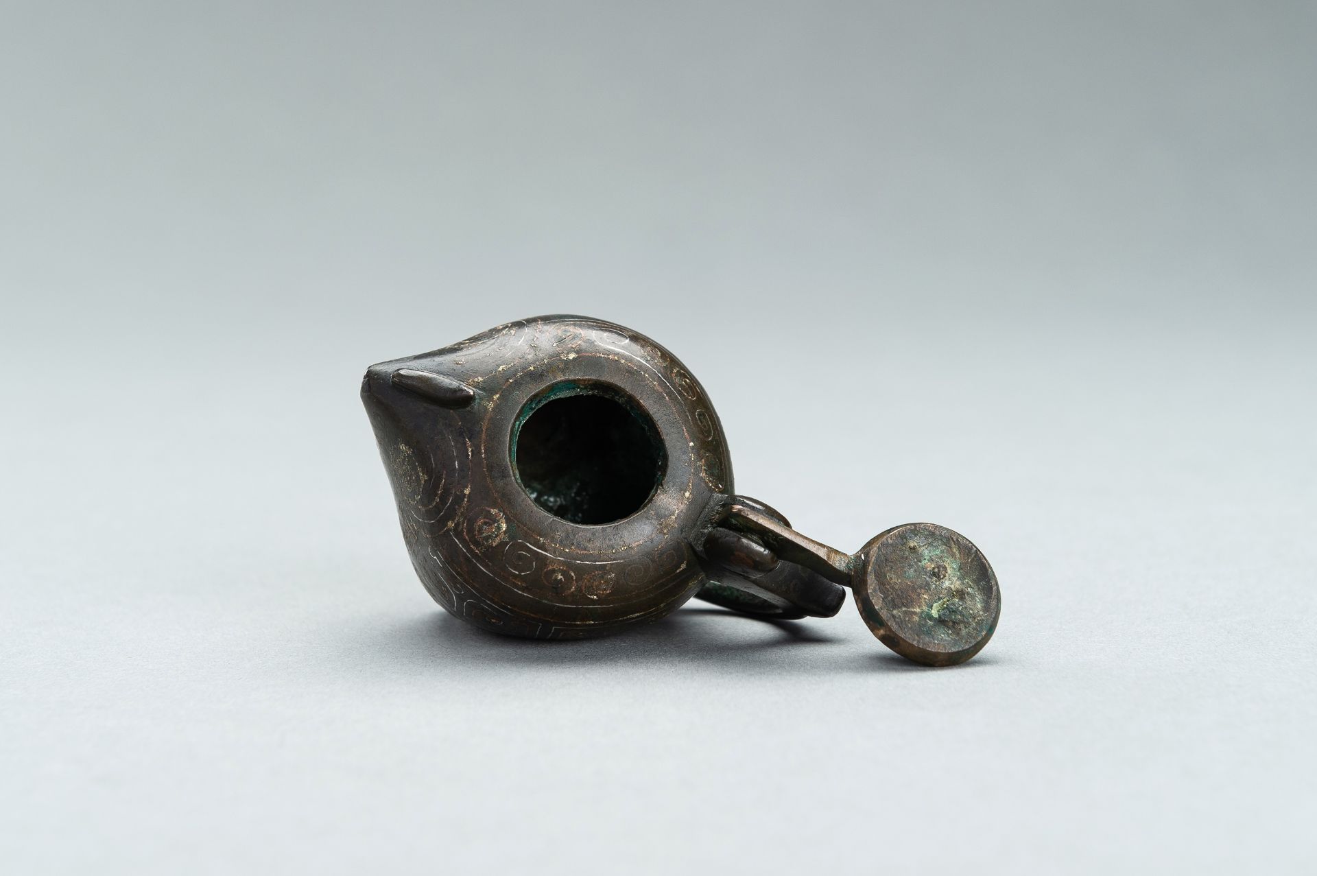 A SMALL COPPER AND SILVER INLAID BRONZE POURING TRIPOD VESSEL IN THE FORM OF AN ANIMAL, 17TH CENTURY - Bild 10 aus 11