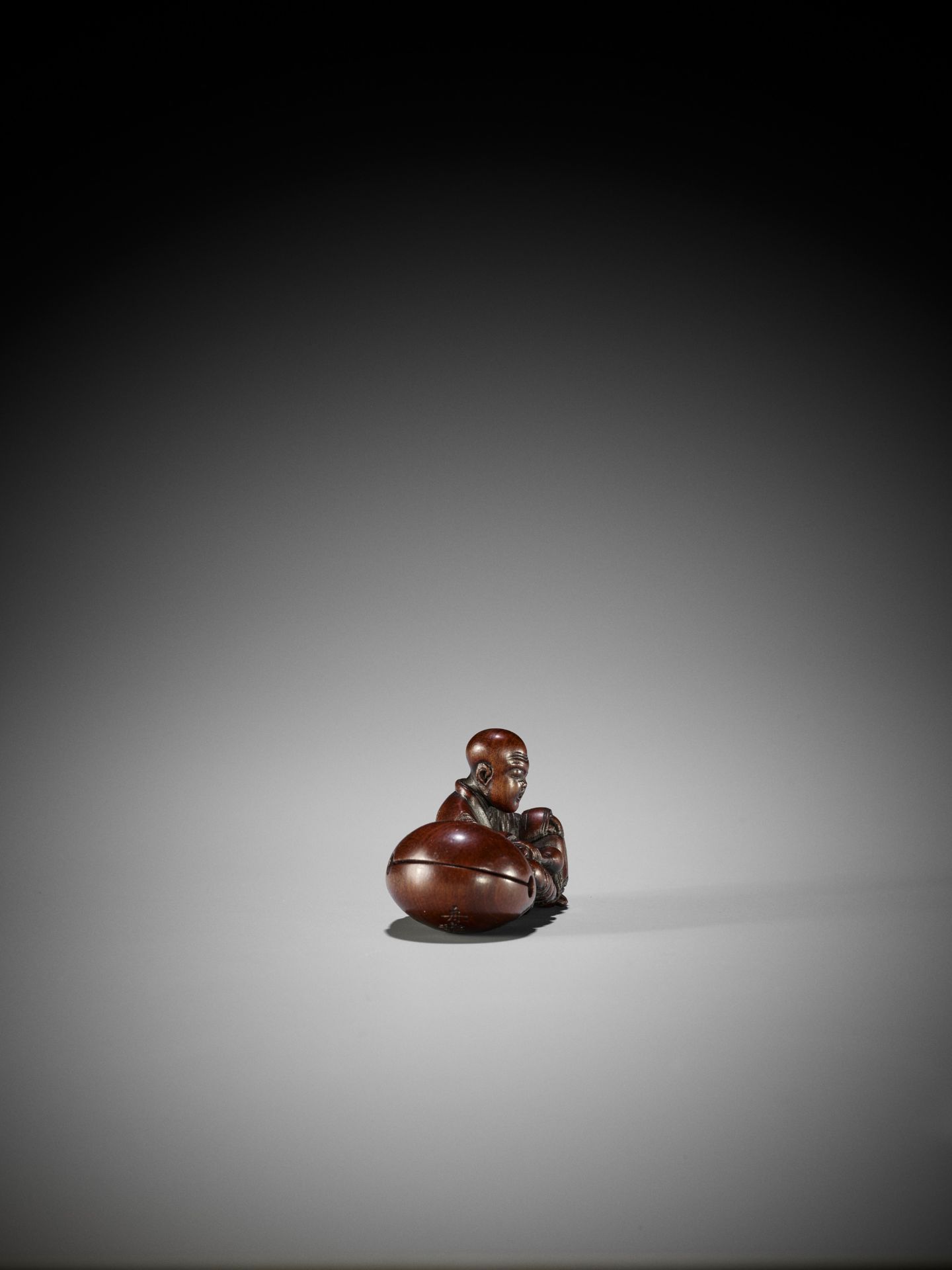 SHURAKU: A FINE WOOD NETSUKE OF A MONK WITH MOKUGYO - Image 8 of 10