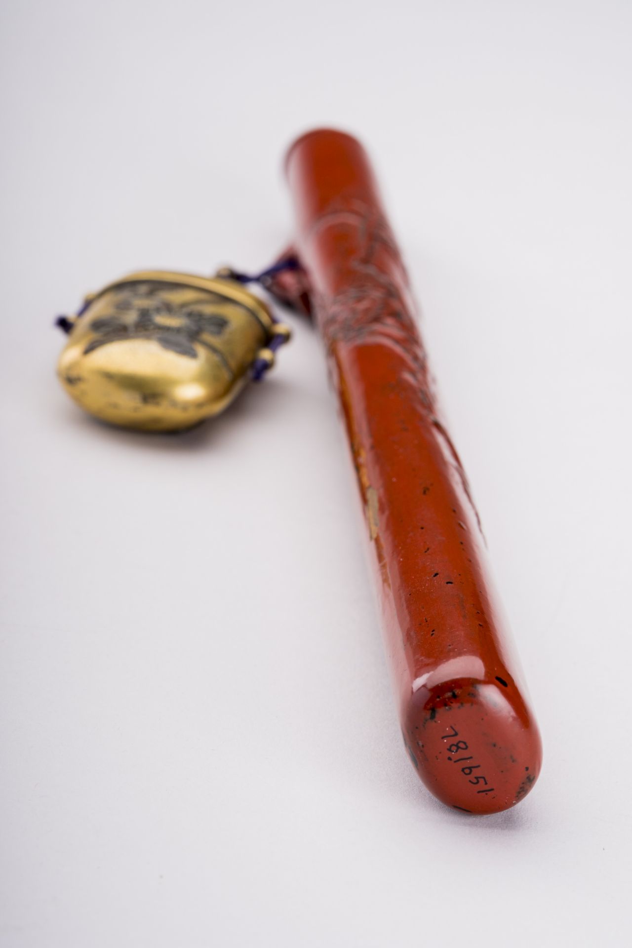 A CINNABAR LACQUERED WOOD AND BRASS YATATE, MEIJI - Bild 7 aus 8