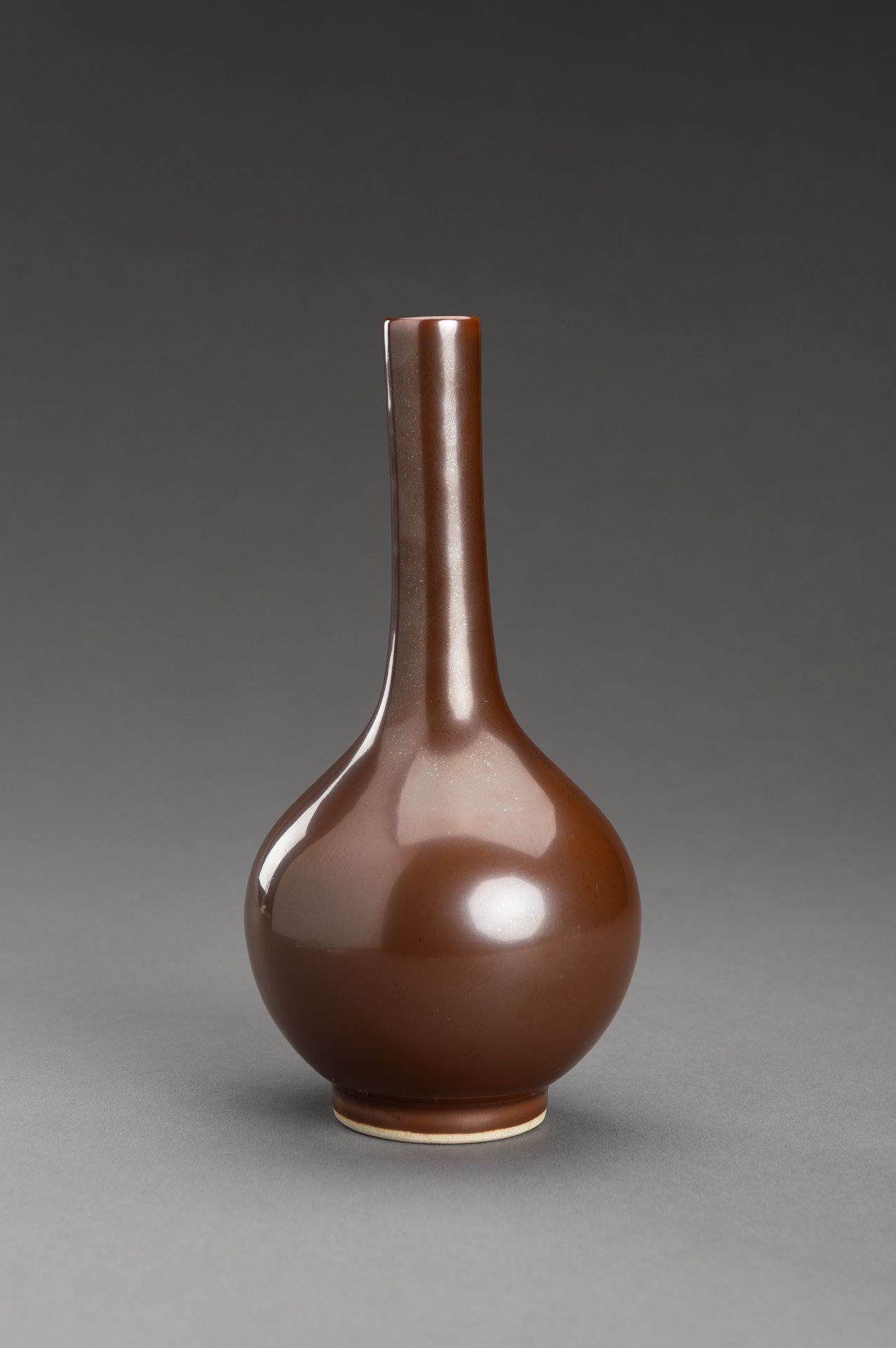 A PERSIMMON GLAZED PORCELAIN VASE, DAN PING - Bild 7 aus 11