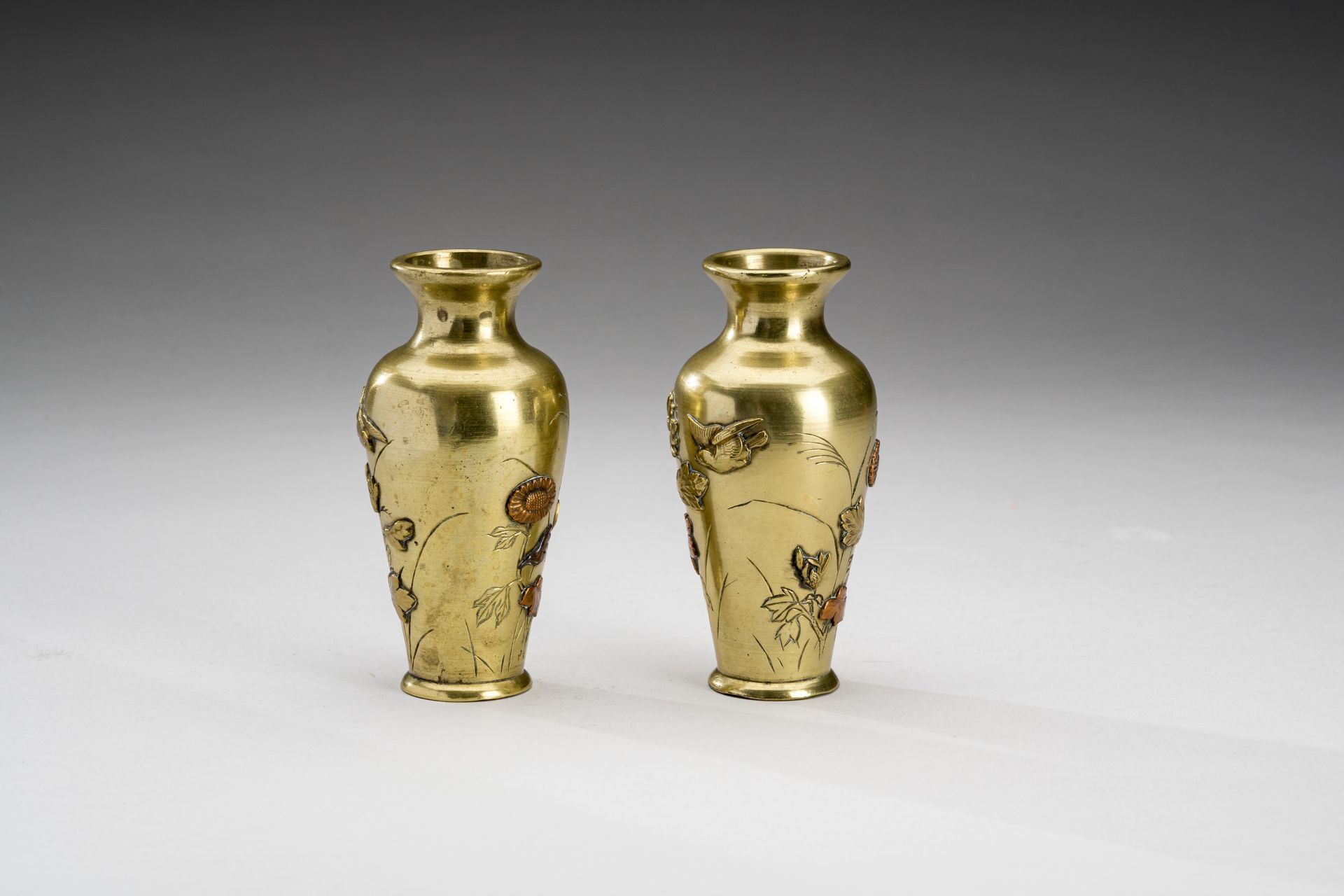 A PAIR OF GOLDEN BRONZE VASES WITH CHRYSANTHEMUMS, MEIJI - Image 5 of 7