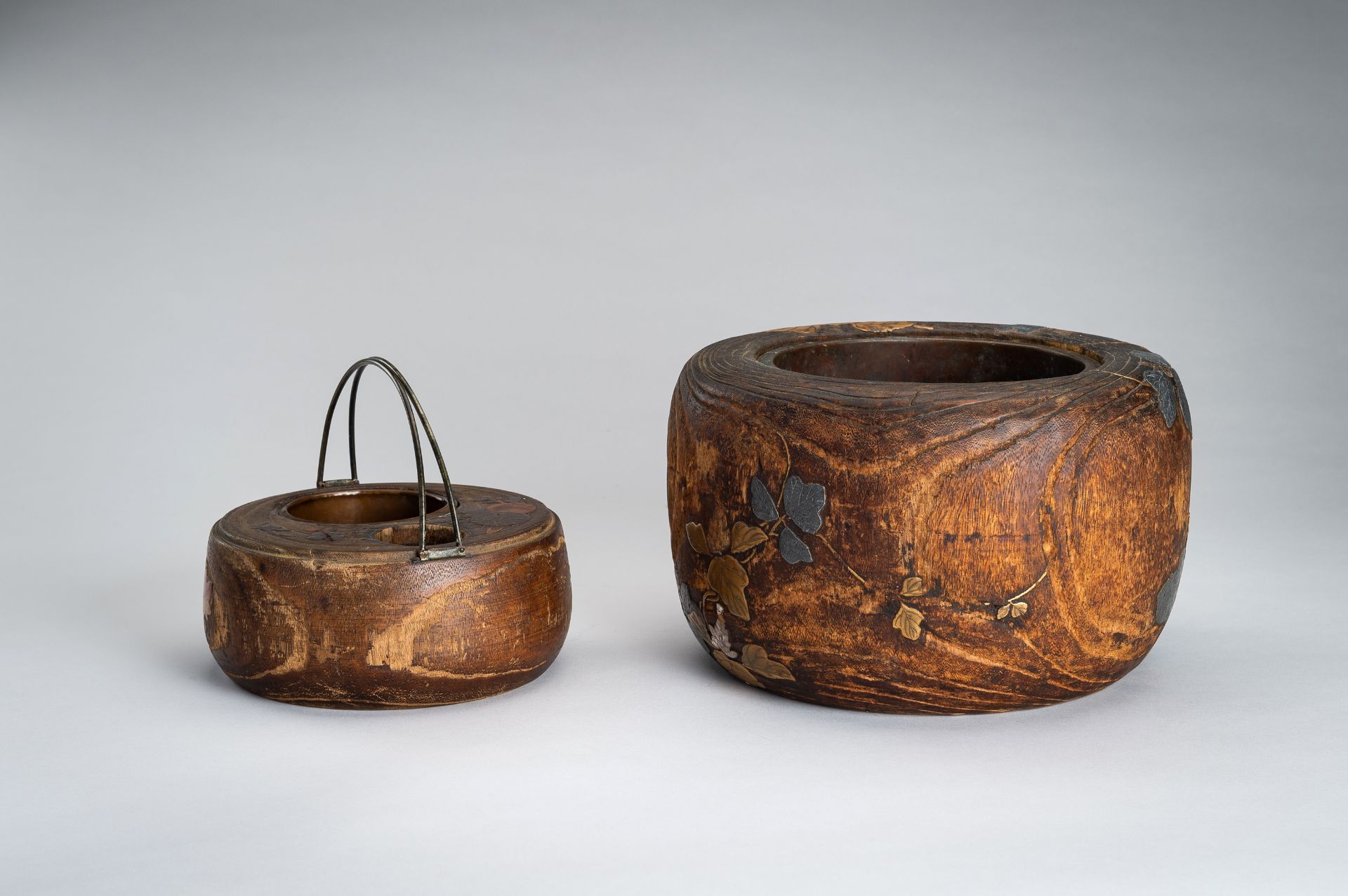 A LOT WITH TWO LACQUERED AND INLAID WOOD HIBACHI (BRAZIER), EDO - Image 9 of 18