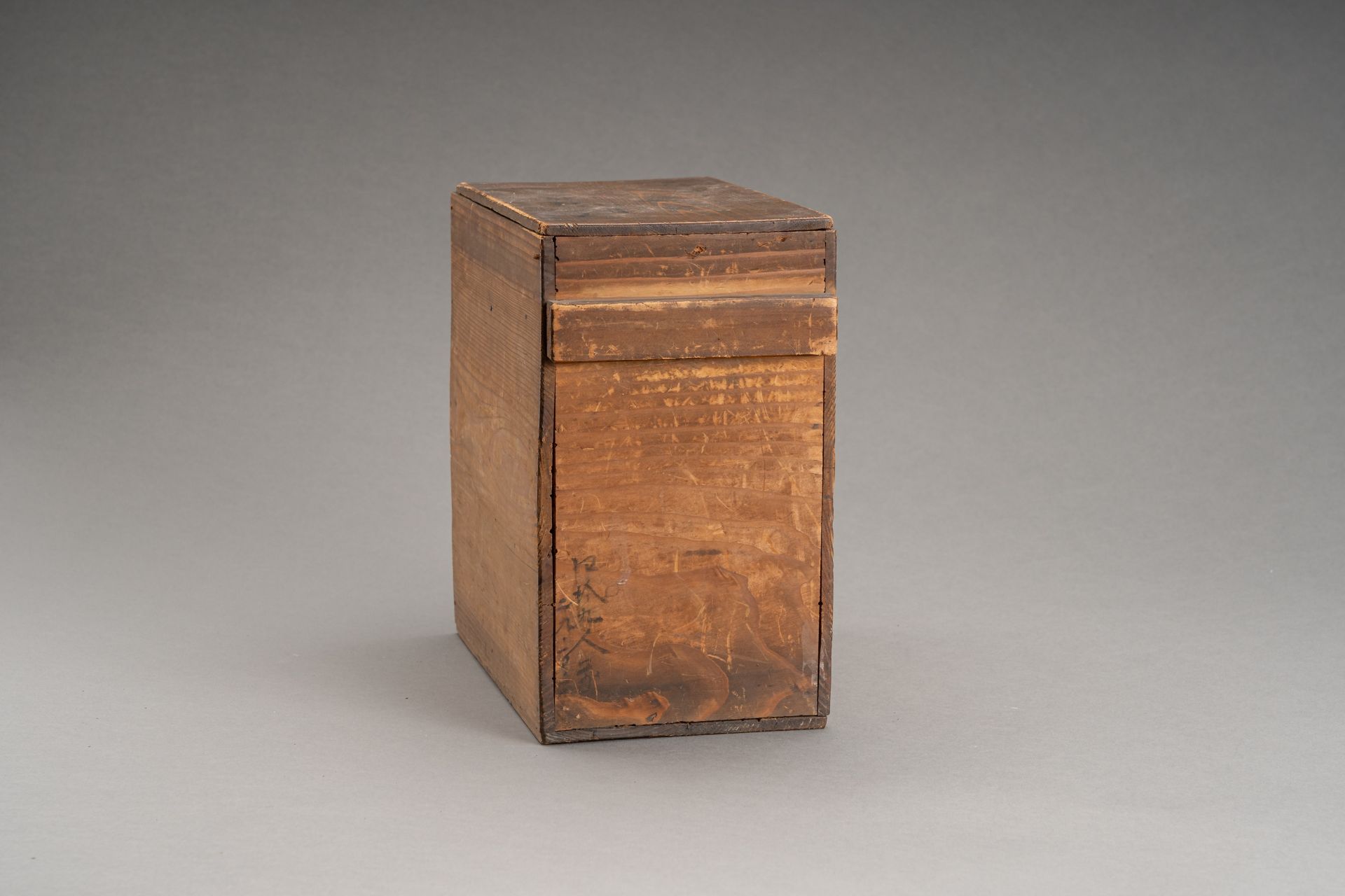 A WOODEN CHEST WITH DRAWERS AND A COPPER SAKE WARMER 'KANDOUKO', 19th CENTURY - Bild 27 aus 28