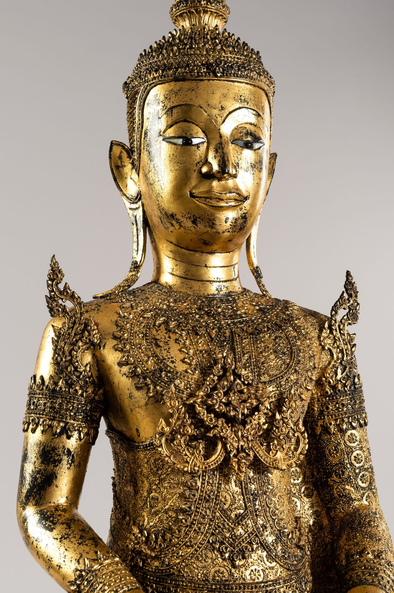 AN IMPRESSIVE LACQUER GILT BRONZE FIGURE OF BUDDHA, RATTANAKOSIN - Image 10 of 22