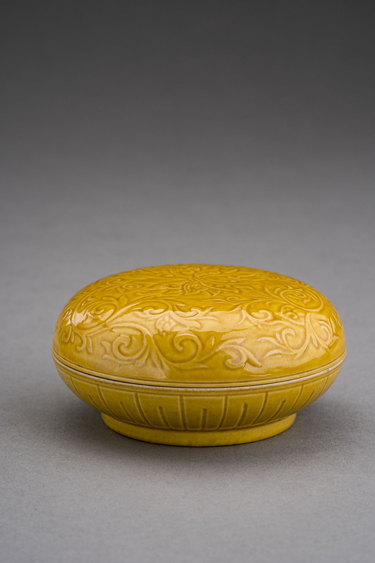 A YELLOW GLAZED PORCELAIN BOX AND COVER, c. 1920s - Image 2 of 9