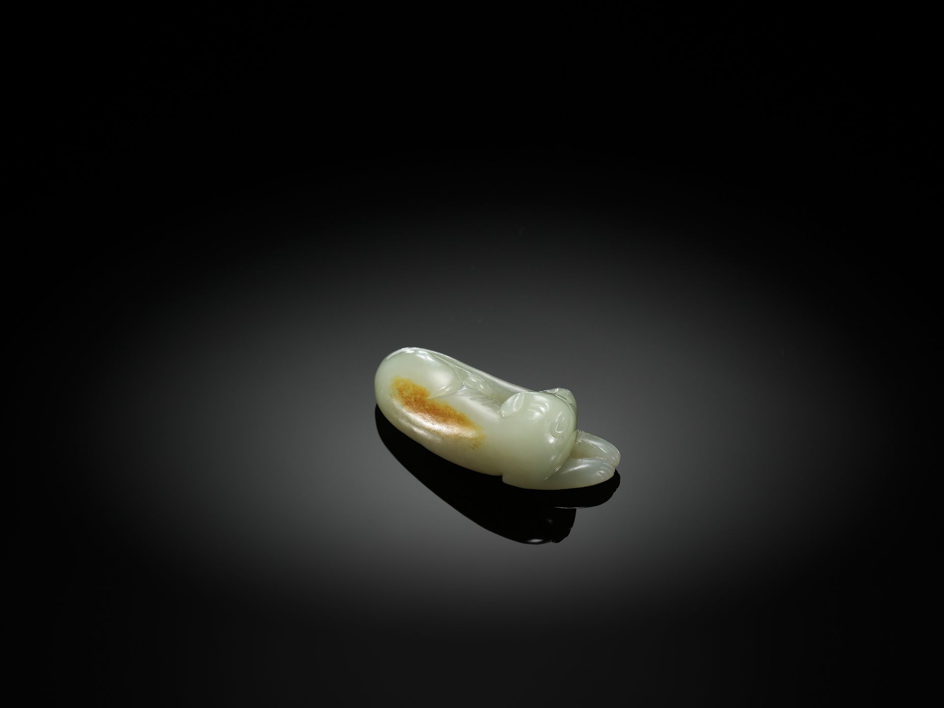 A PALE CELADON JADE CARVING OF A DOG, QING - Bild 5 aus 7