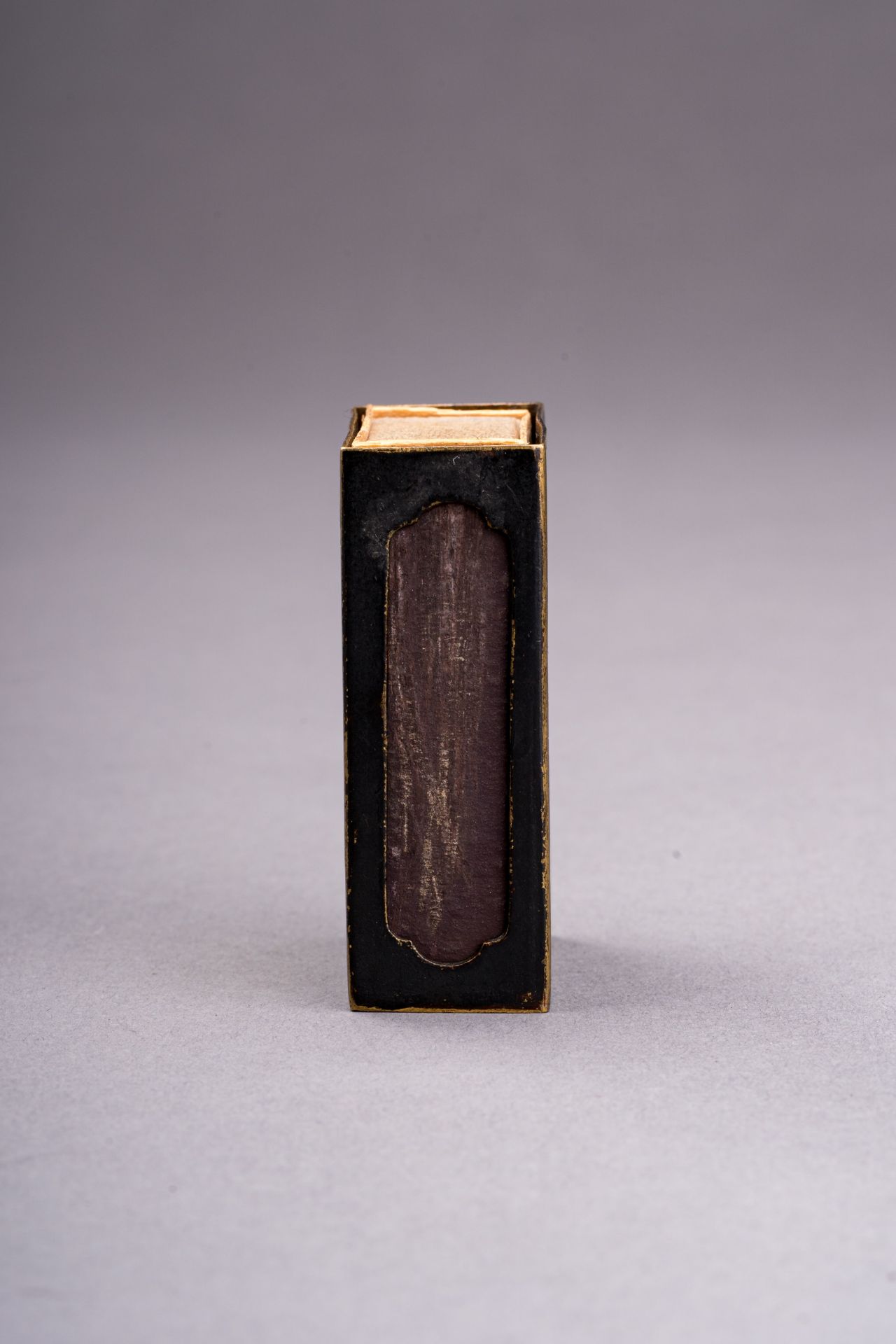 A GILT BRONZE MATCHBOX CASE DEPICTING MOUNT FUJI, MEIJI - Bild 8 aus 10