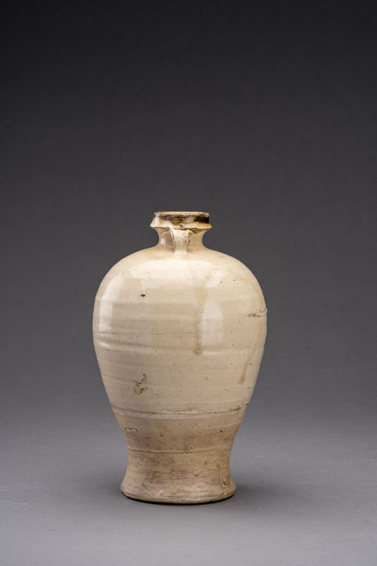 A WHITE GLAZED CERAMIC VASE, SONG DYNASTY - Image 5 of 7