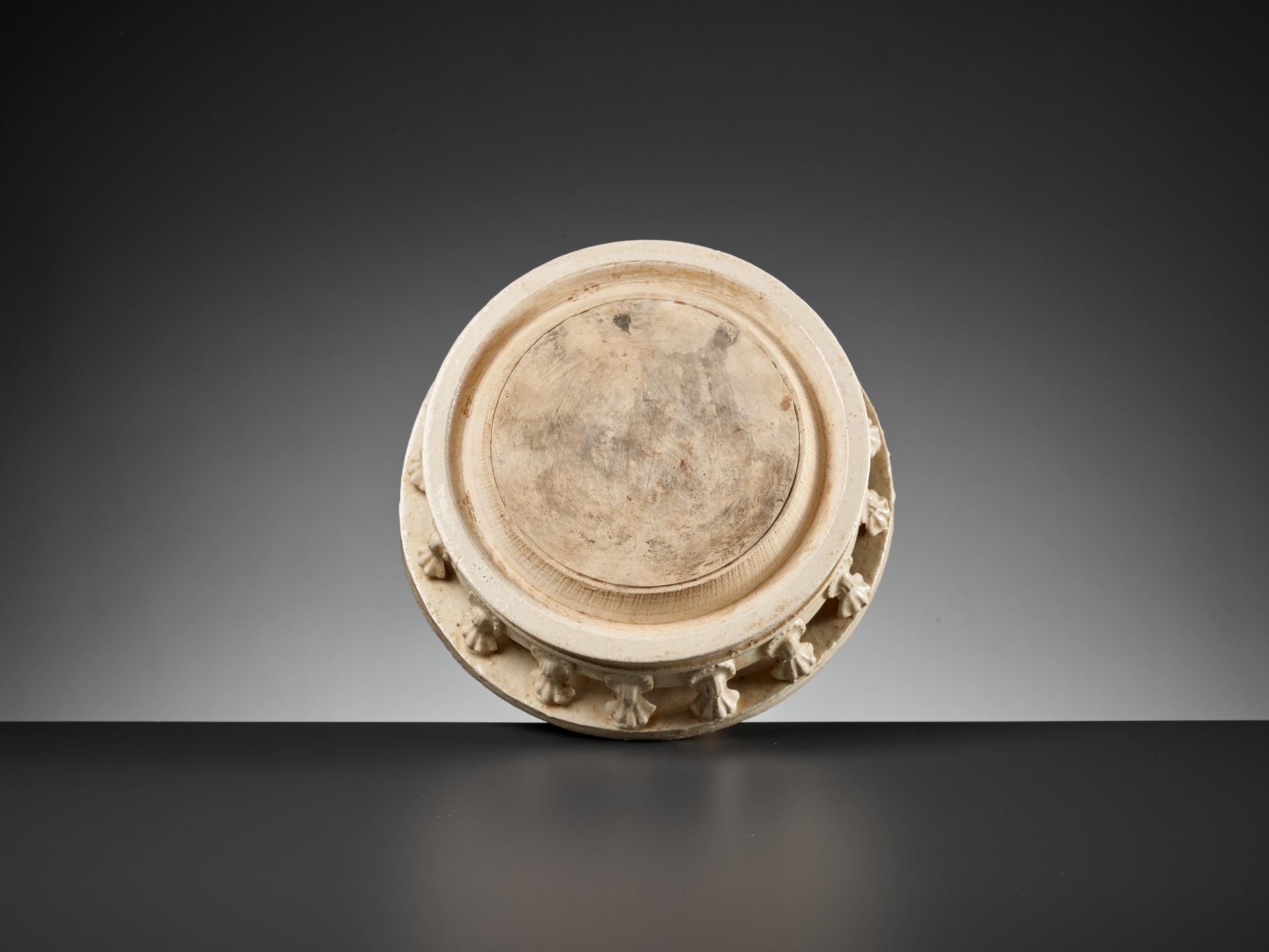 A RARE WHITE-GLAZED CIRCULAR INKSTONE, TANG REVIVAL - Image 8 of 10