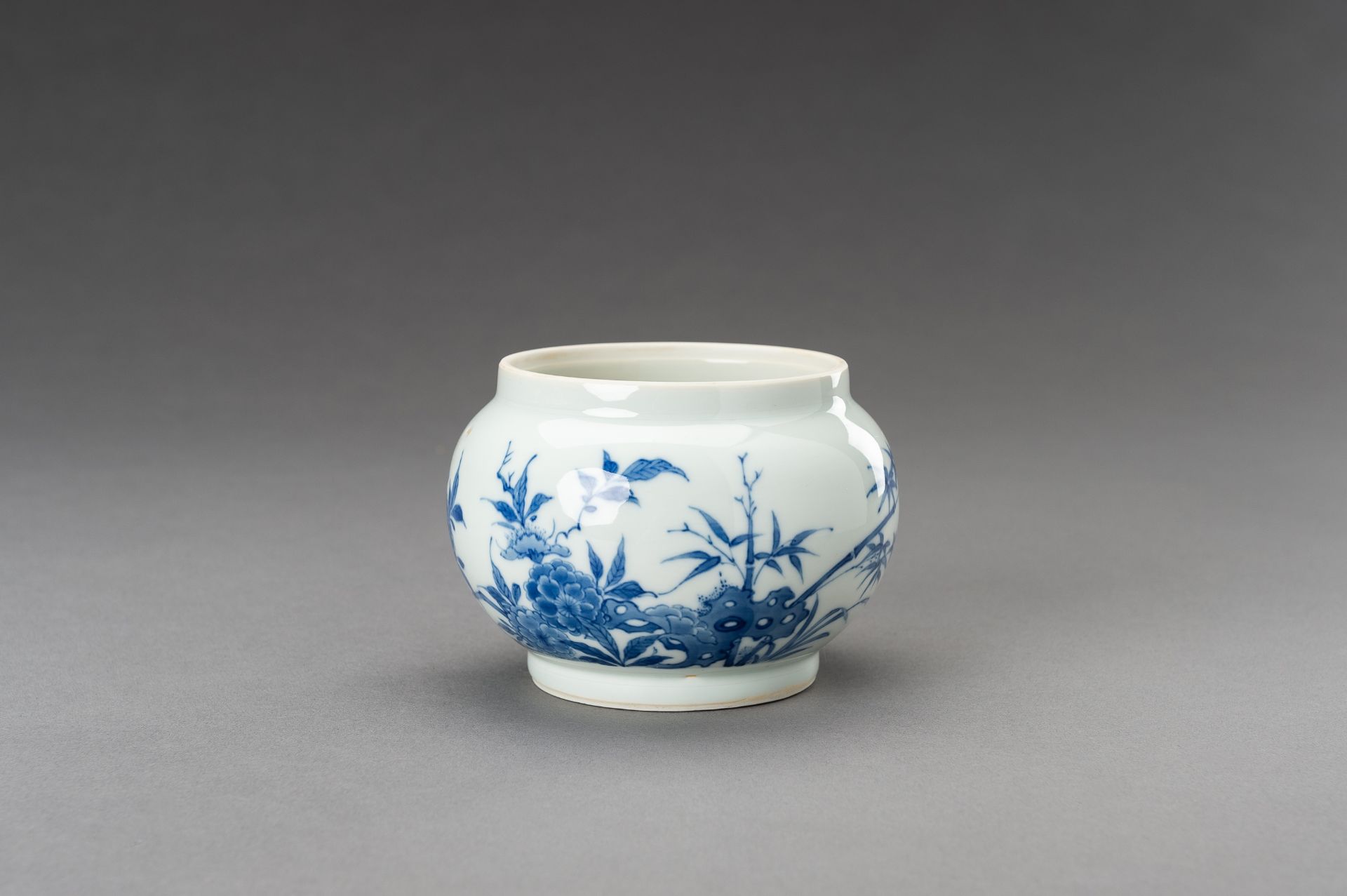 A BLUE AND WHITE 'FLOWERS AND BIRDS' PORCELAIN VASE, c. 1920s - Image 3 of 13