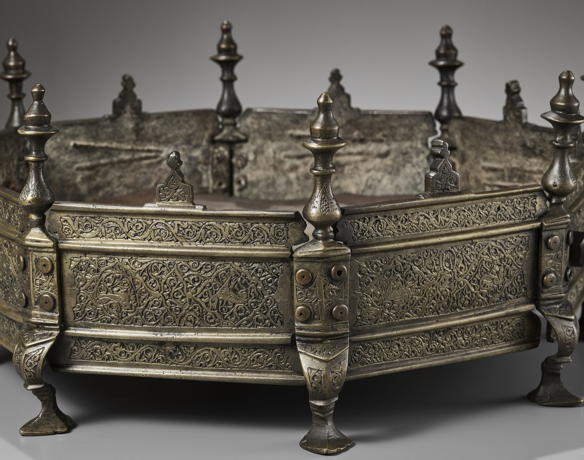 AN OCTAGONAL BRASS BRAZIER, 17TH-18TH CENTURY - Bild 3 aus 10