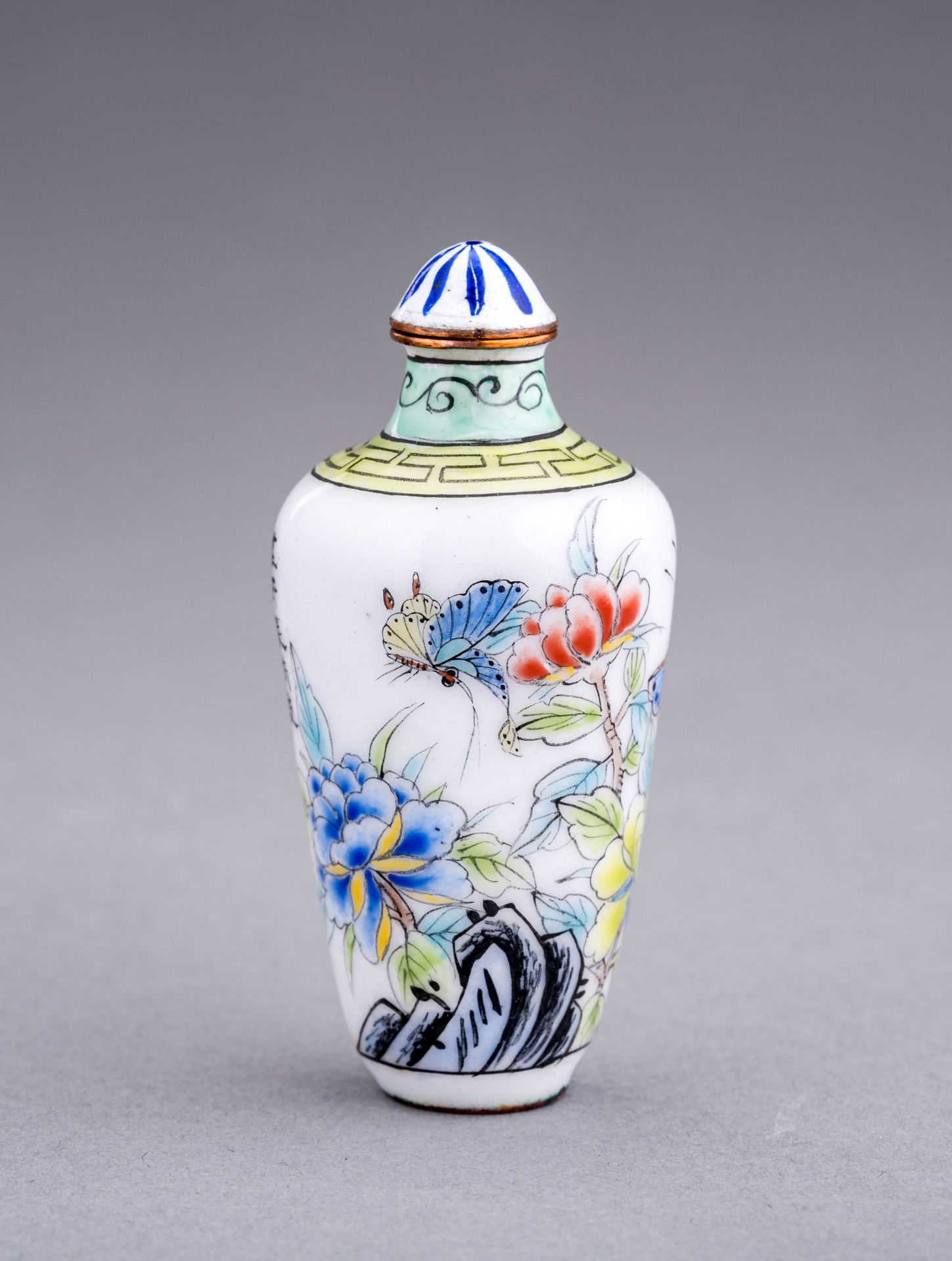 AN ENAMELED 'FLOWERS AND BUTTERFLIES' SNUFF BOTTLE, c. 1920s