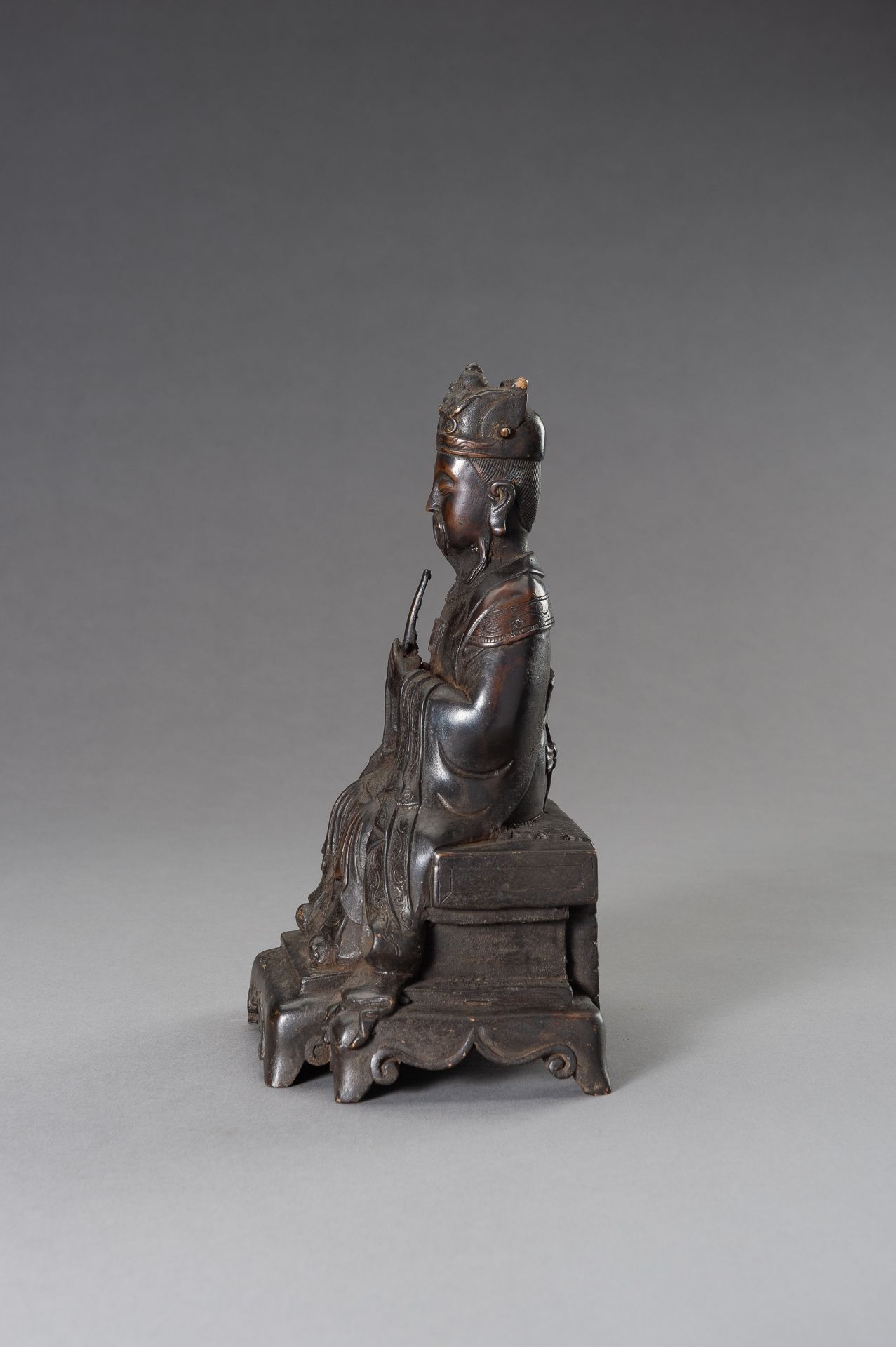 A MING-STYLE BRONZE FIGURE OF A DIGNITARY - Image 3 of 9